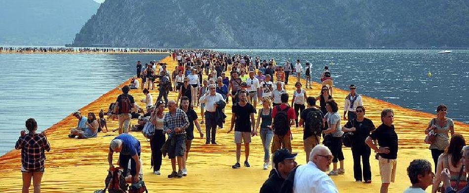 Christo and Jeanne-Claude《The Floating Piers》，2016。圖/取自wikimedia
