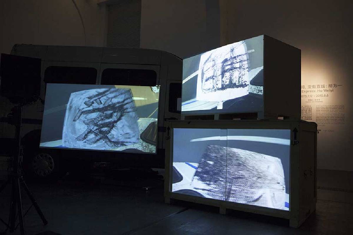 胡為一，《吹》，「兩點之間沒有直線」展覽現場，2015年，尤倫斯當代藝術中心，北京。圖/藝術家提供。
