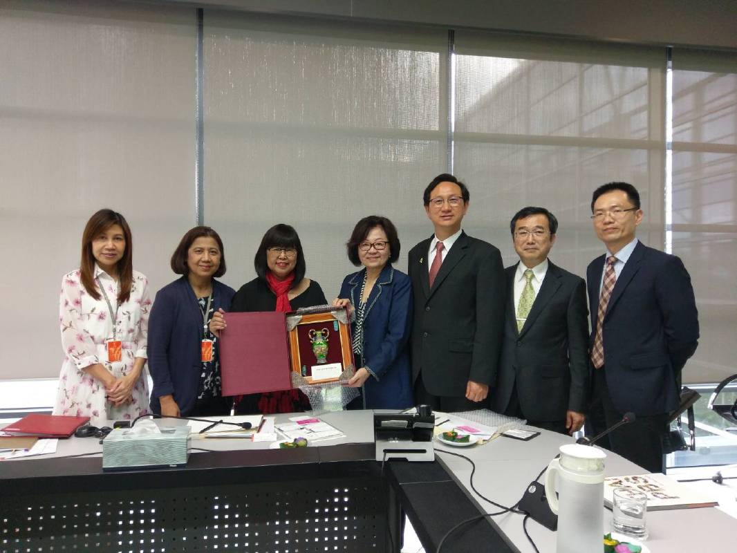 泰國公視副總裁蘇達拉（左三），駐泰代表童振源（右三）、公共電視陳郁秀董事長（中間）及相關業務主管合影