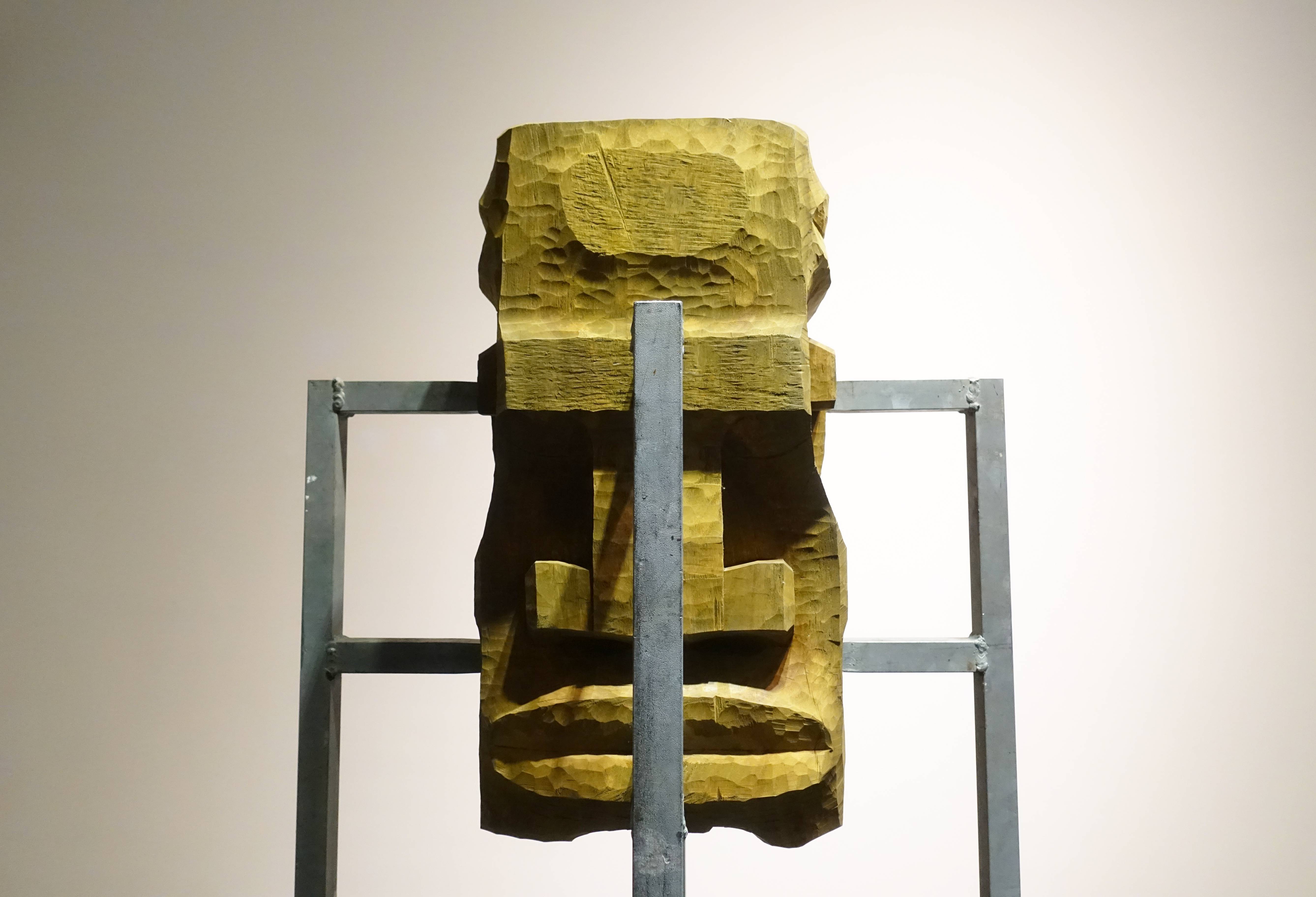 賴永興，〈自刻像024〉，201*75*75cm ，樟木、鐵 ，2008。  