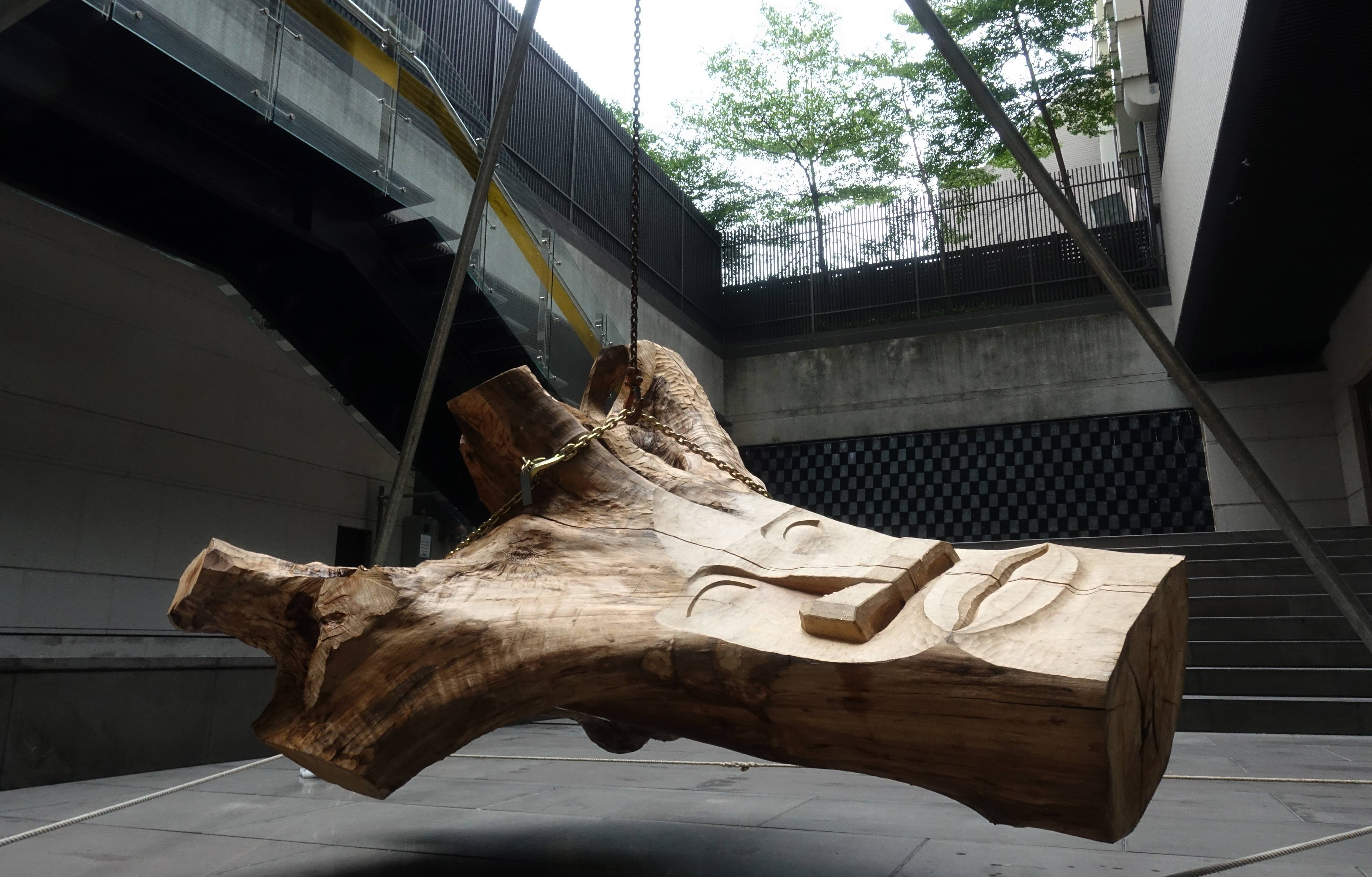 賴永興，〈自刻像 101 〉，195*170*100 cm ，樟木、鐵框、三腳 吊架 ，2018。