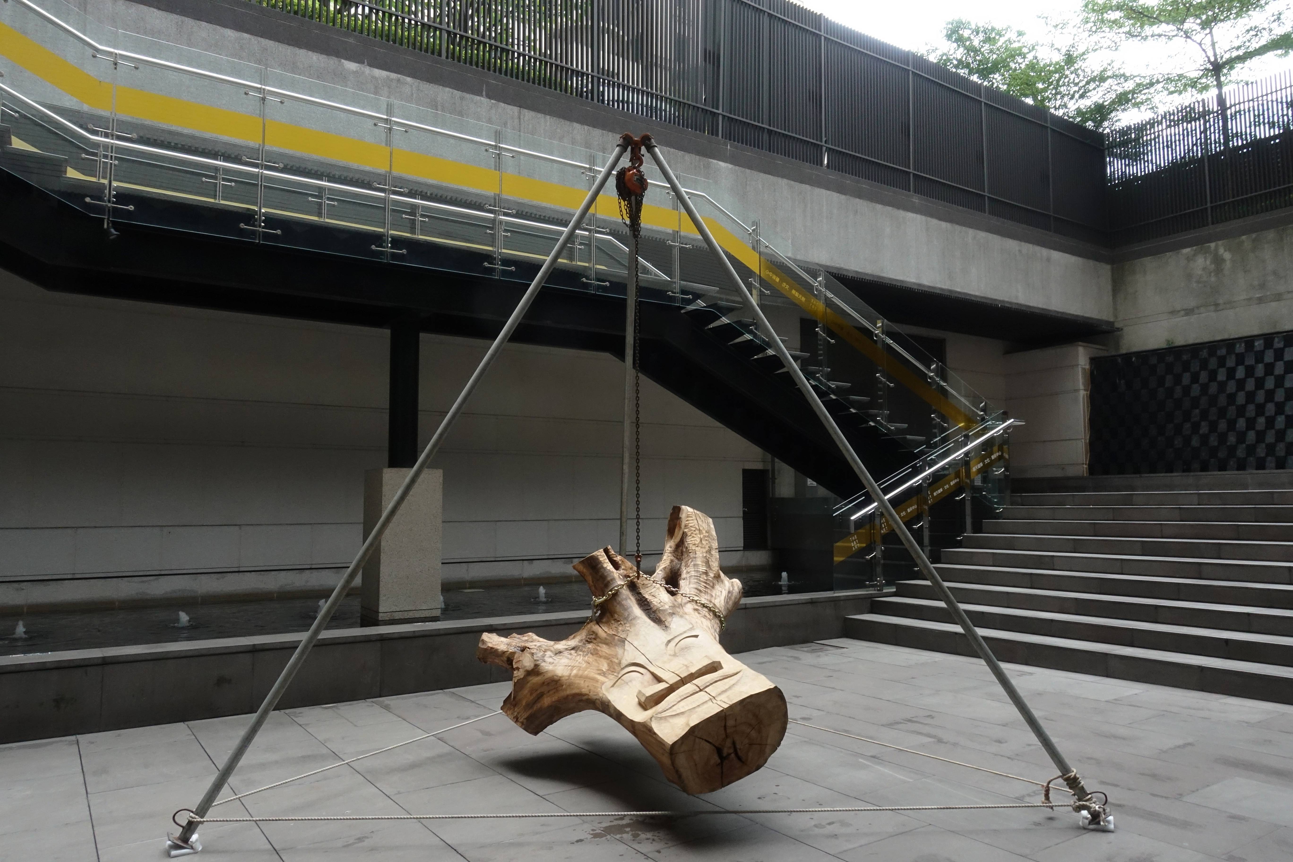 賴永興，〈自刻像 101 〉，195*170*100 cm ，樟木、鐵框、三腳 吊架  ，2018。