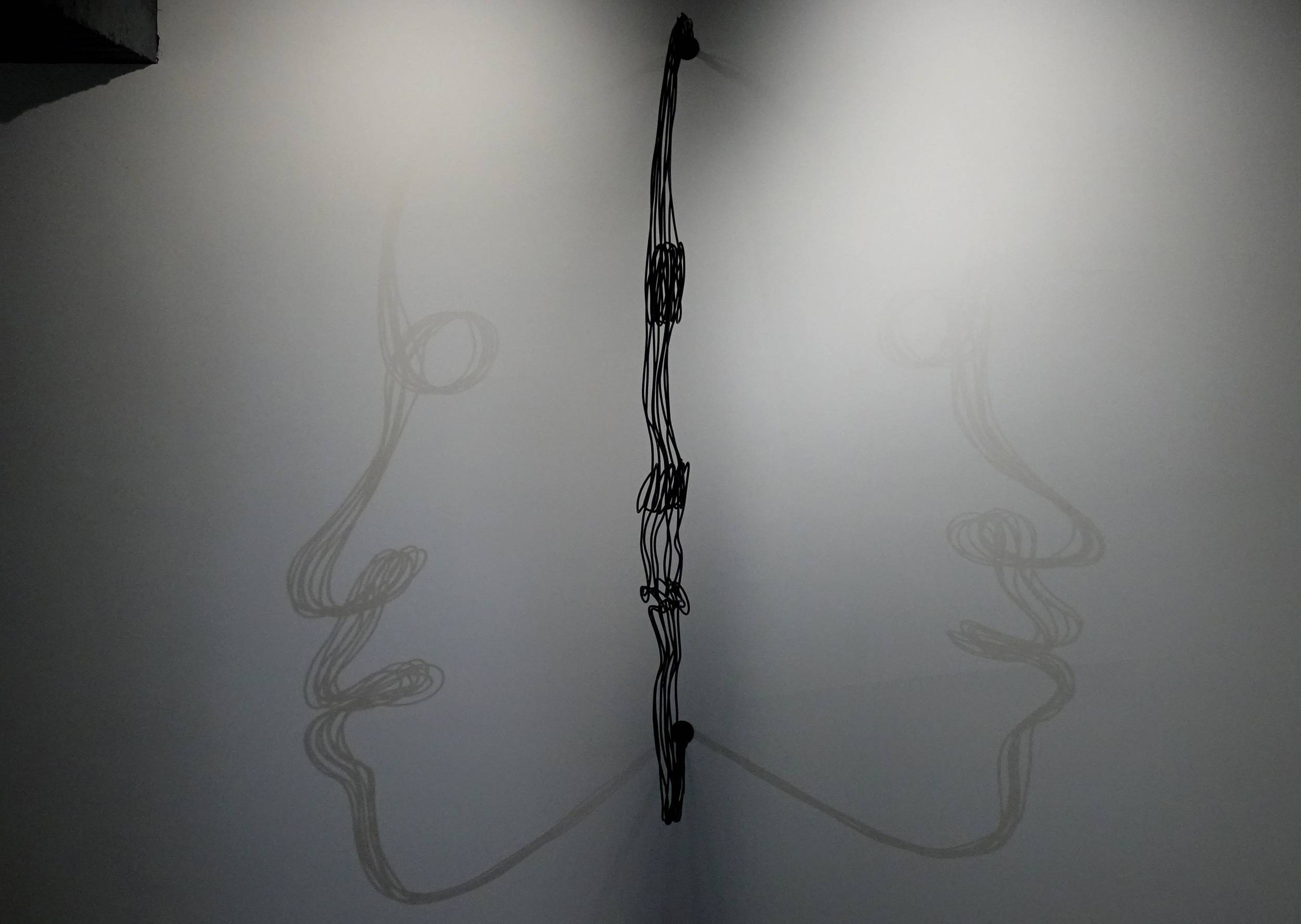 盧淳天作品《環顧四方》，線性與光影的獨特表現方式。