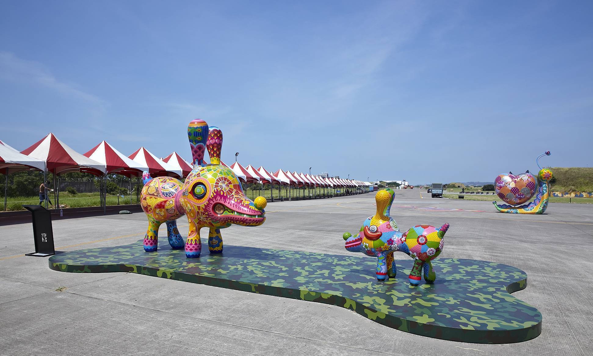 洪易｜狗｜2013｜鋼板彩繪｜296x108x236cm