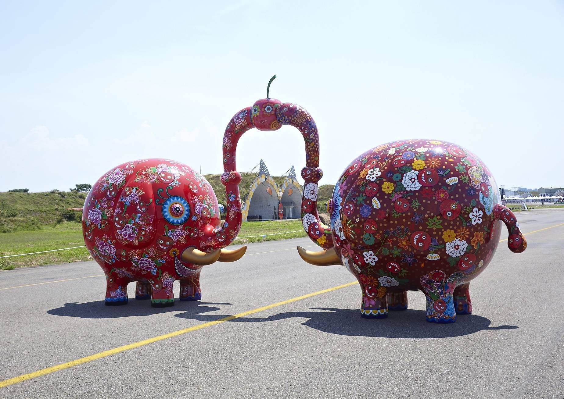 洪易｜分享象｜2012｜鋼板彩繪｜200x338X355cm；210x378x310cm