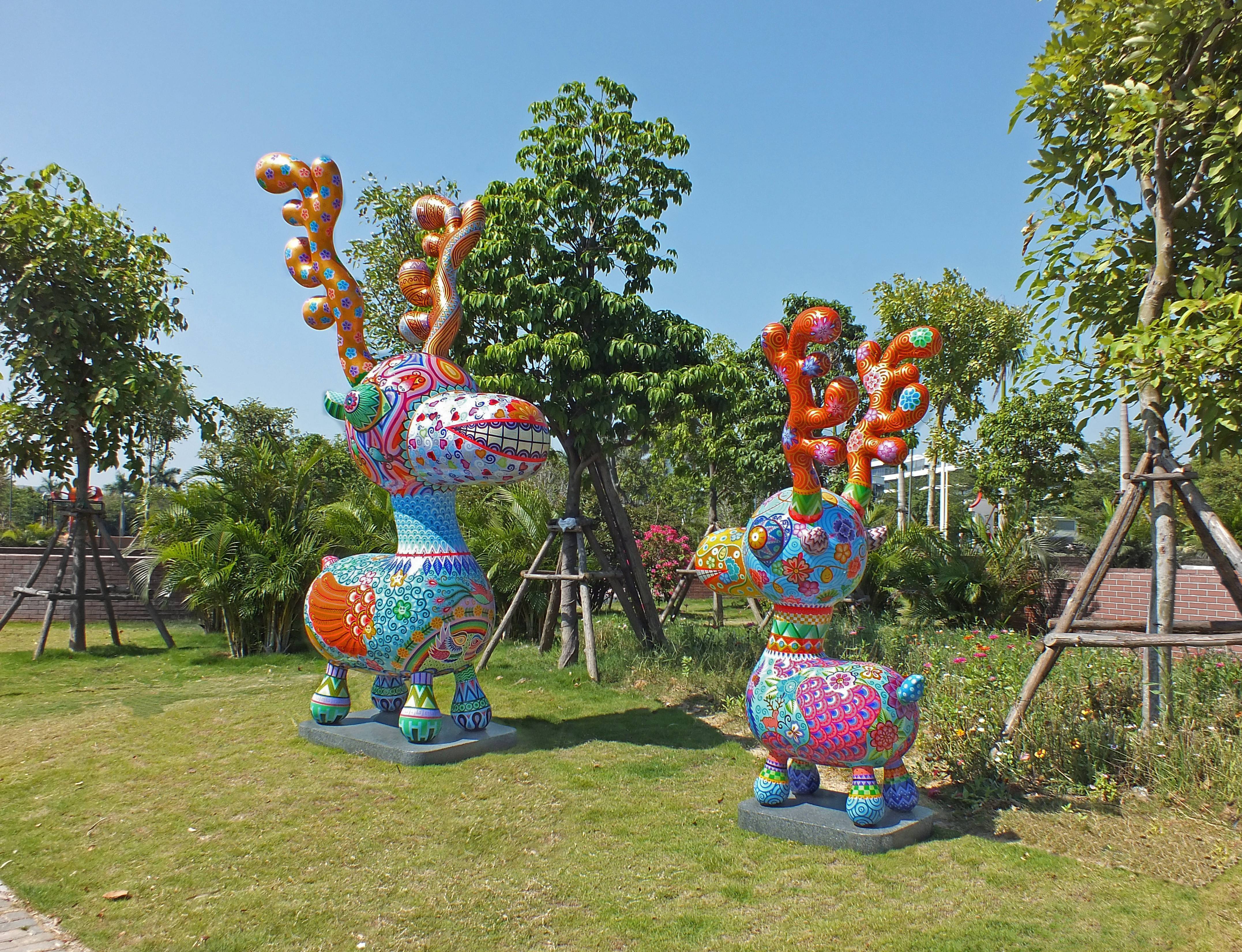 洪易|梅花鹿|2018|鋼板彩繪、花崗岩|170x190x370 cm