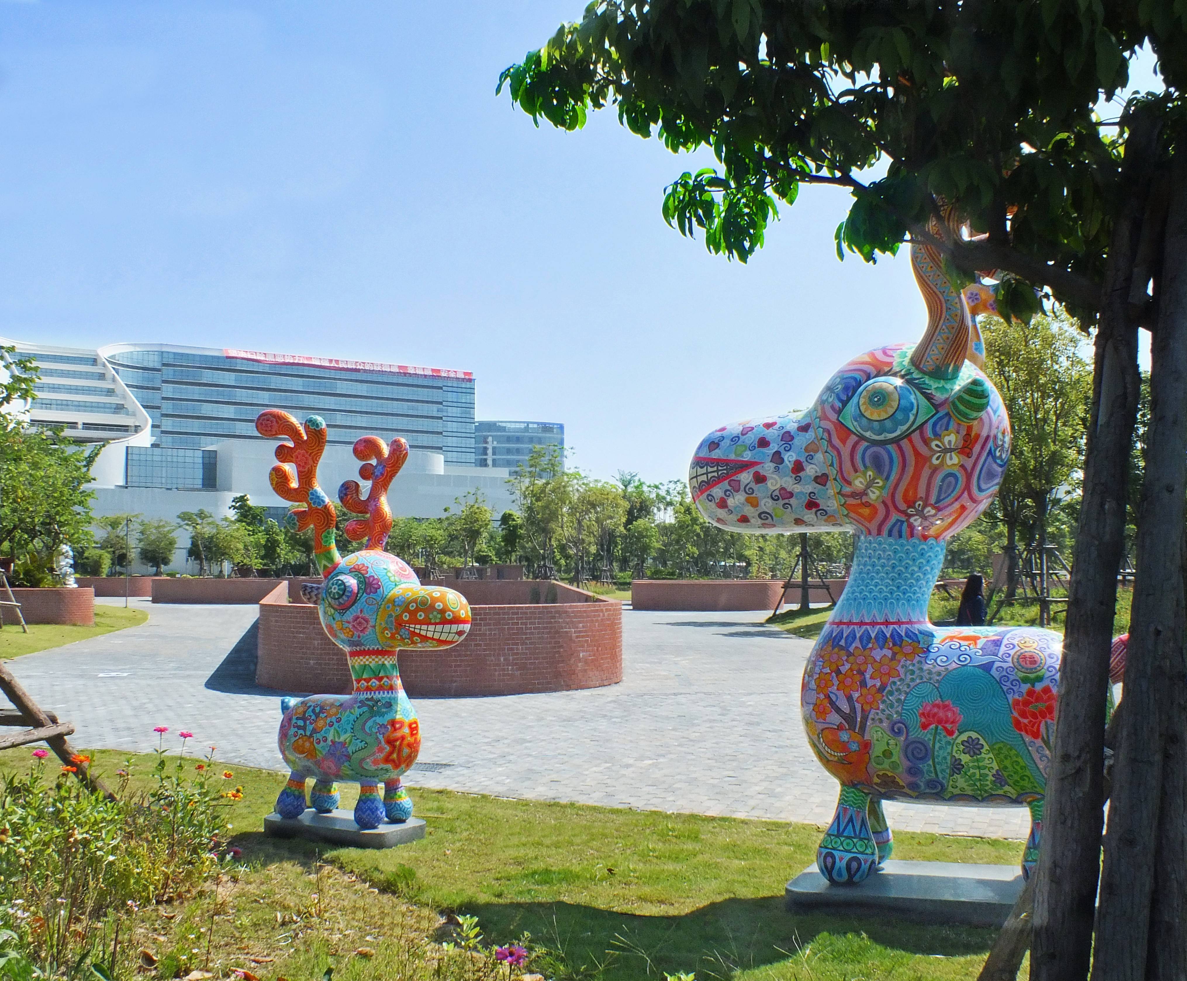 洪易|梅花鹿|2018|鋼板彩繪、花崗岩|118x103x220 cm