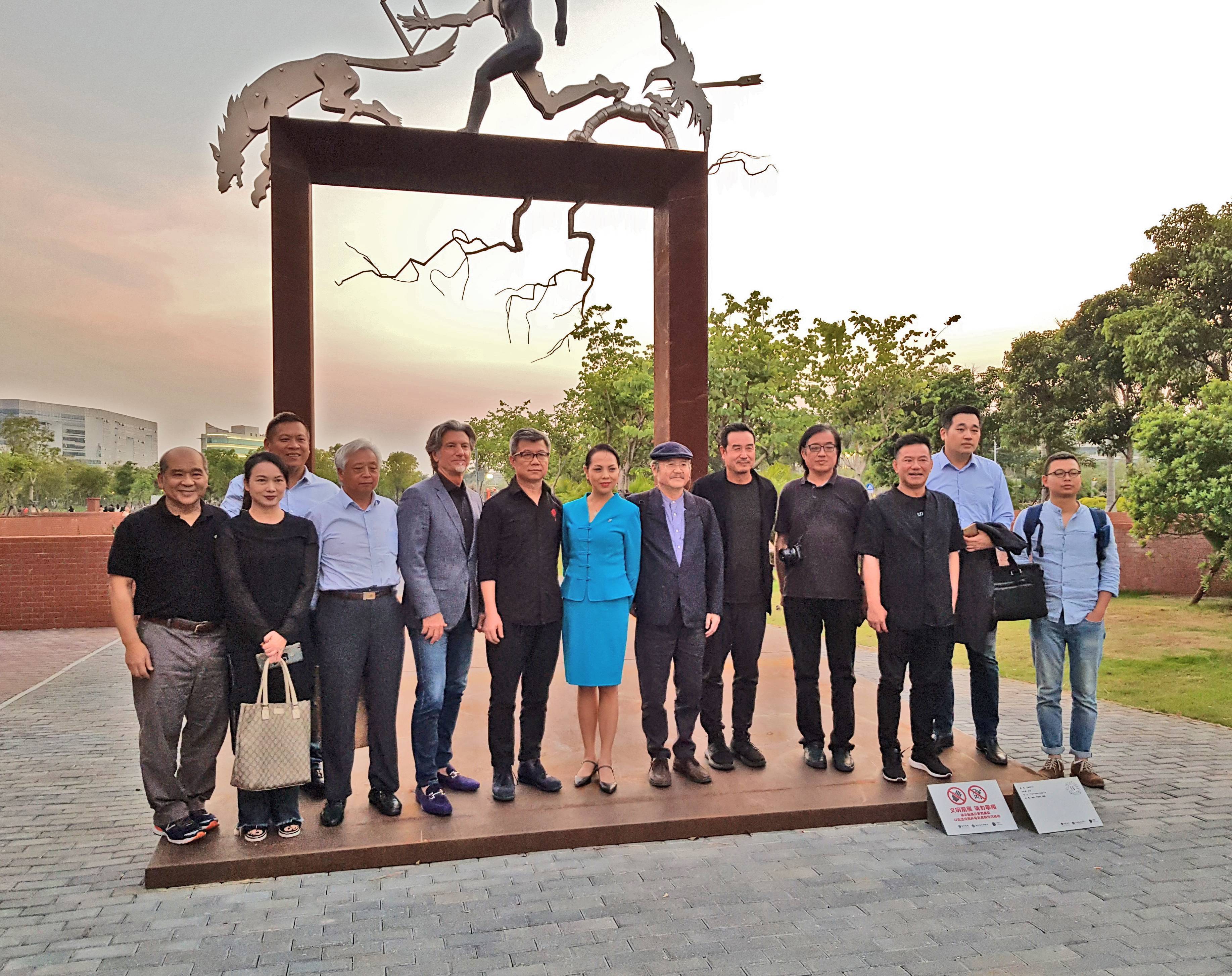 藝術家洪易與印象畫廊歐先生合影於藝術家王中「臨界門」前(2017|青銅、不鏽鋼、鋼板|710x580x828cm)