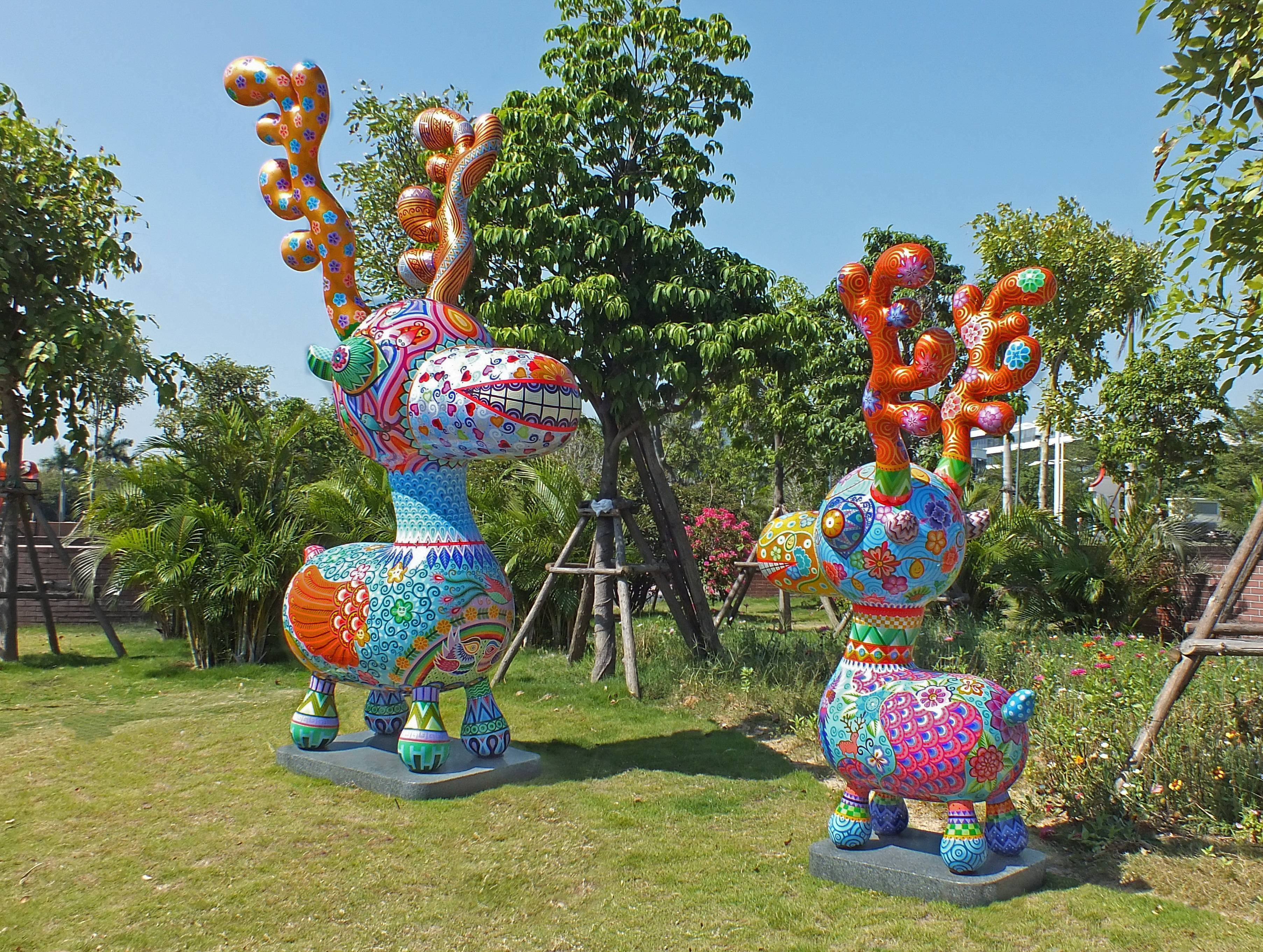 洪易｜大梅花鹿｜2018｜鋼板彩繪、花崗岩｜170x190x370 cm