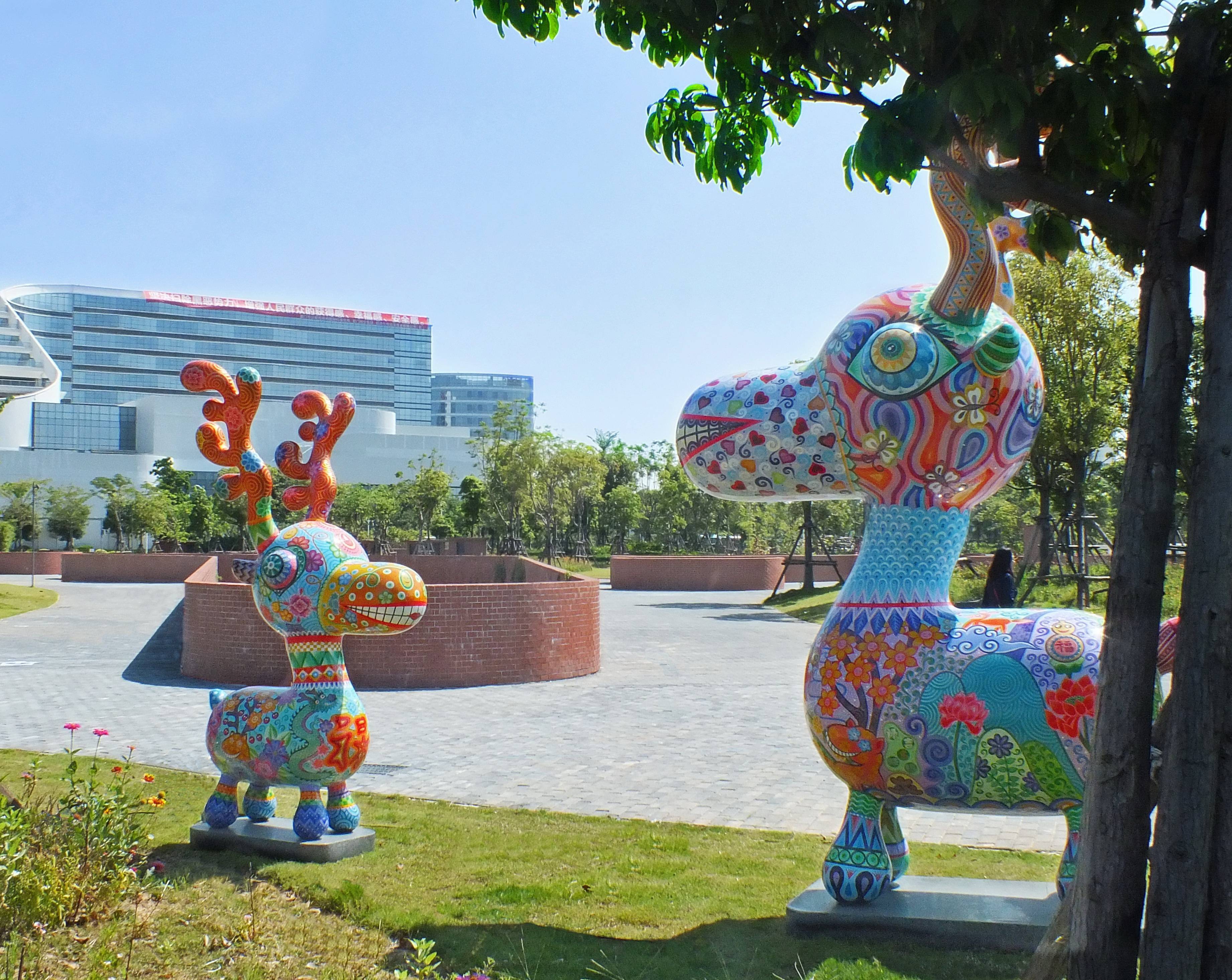 洪易｜小梅花鹿 2018｜鋼板彩繪、花崗岩｜118x103x220 cm