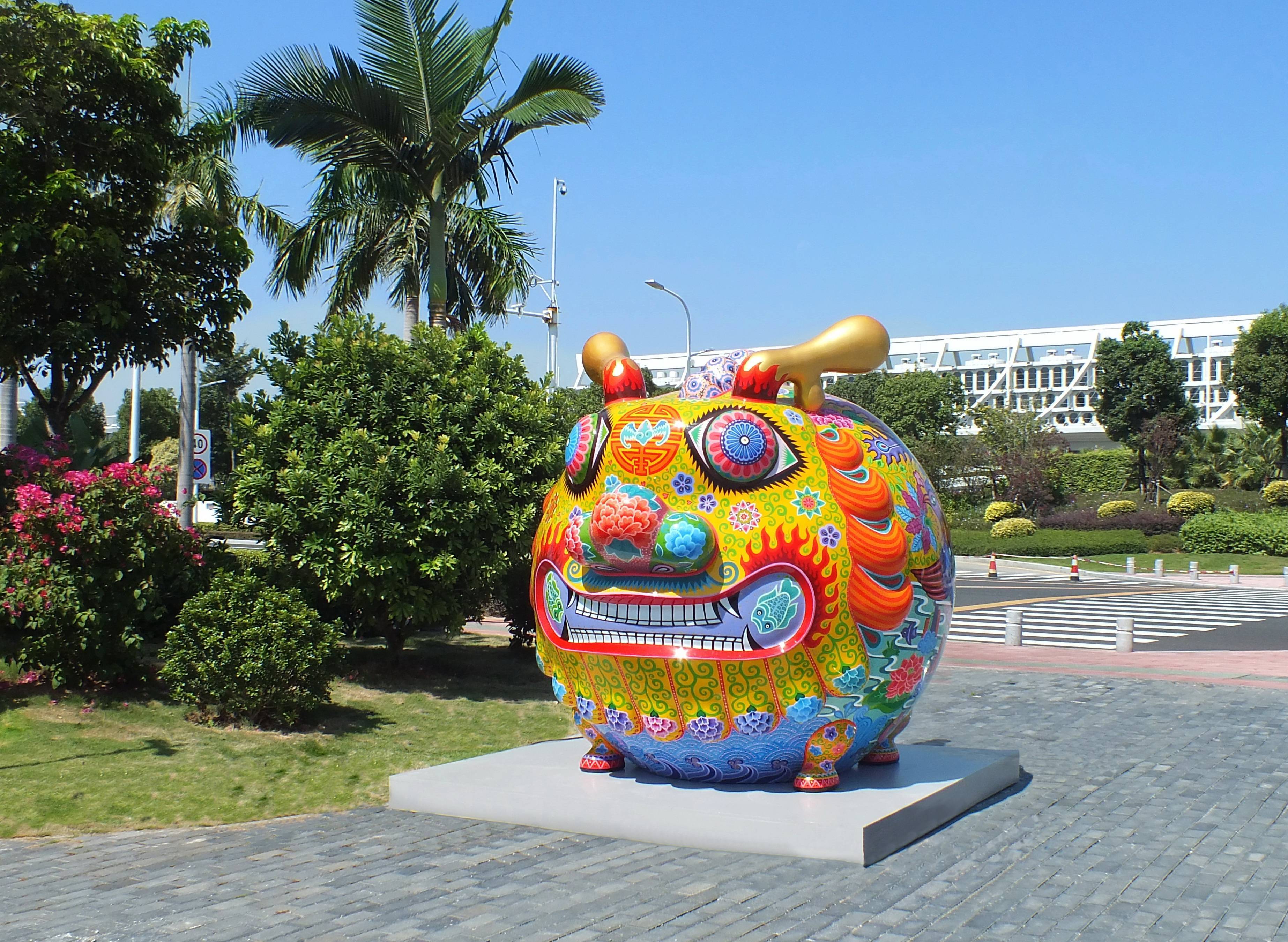 洪易「大圓龍」展出於廈門海絲文化廣場大門口，與鋼鐵圓龍創造雙龍搶珠效果，精彩美麗