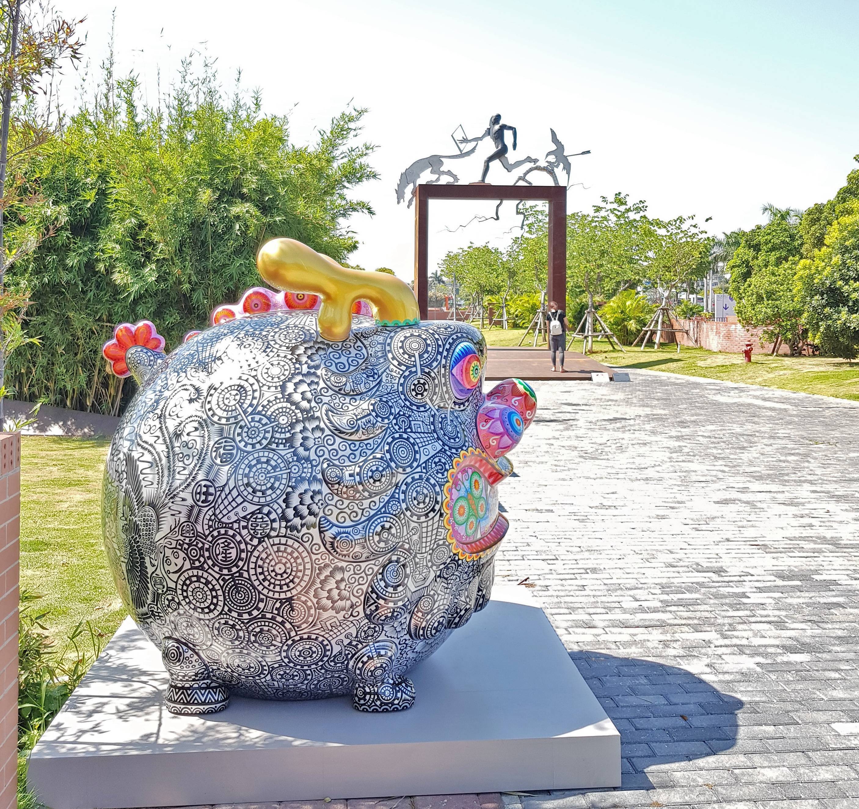 洪易「圓龍」與 王中「臨界門」展出於廈門海絲廣場