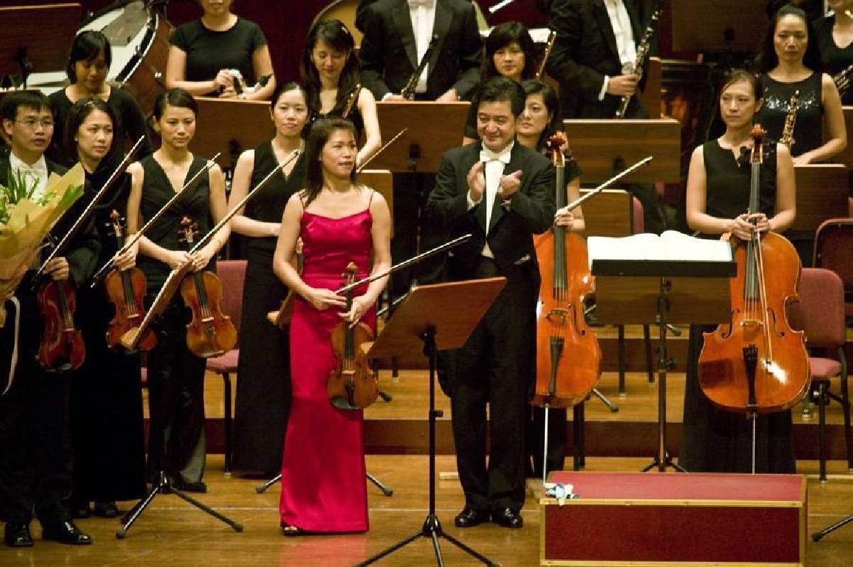 指揮家廖嘉弘教授與小提琴獨奏黃美菁老師演出令人激賞