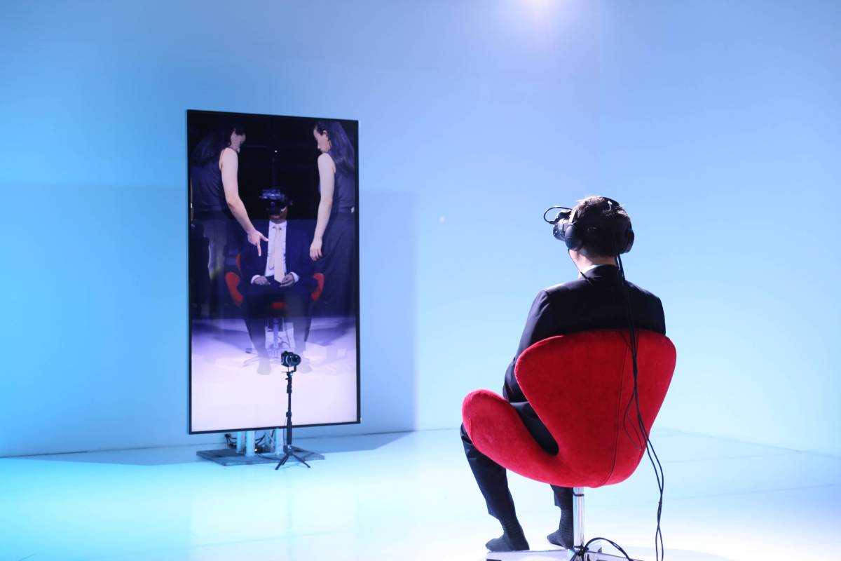 另外一組日本新媒體團隊帶來融合VR和現代舞的沉浸式體驗作品〈鏡〉， 體驗者戴上VR裝置後，便由舞者帶領他，展開一趟穿梭在不同空間中的探索旅程。同時，畫面透過時間差，將觀者映照在「鏡像」上，使觀眾的視覺認知扭曲，進而產生一種身體和頭腦有落差的奇異感受。隨著真實與虛擬環境的邊界開始混淆，觀眾也開始無法分辨真實與虛構，究竟在鏡子裡的影像是他者，還是自身？VR（Virtual Reality，虛擬實境）和 AR （Augmented Reality，擴增實境）結合，帶來全新的SR體驗 （Substitutiona