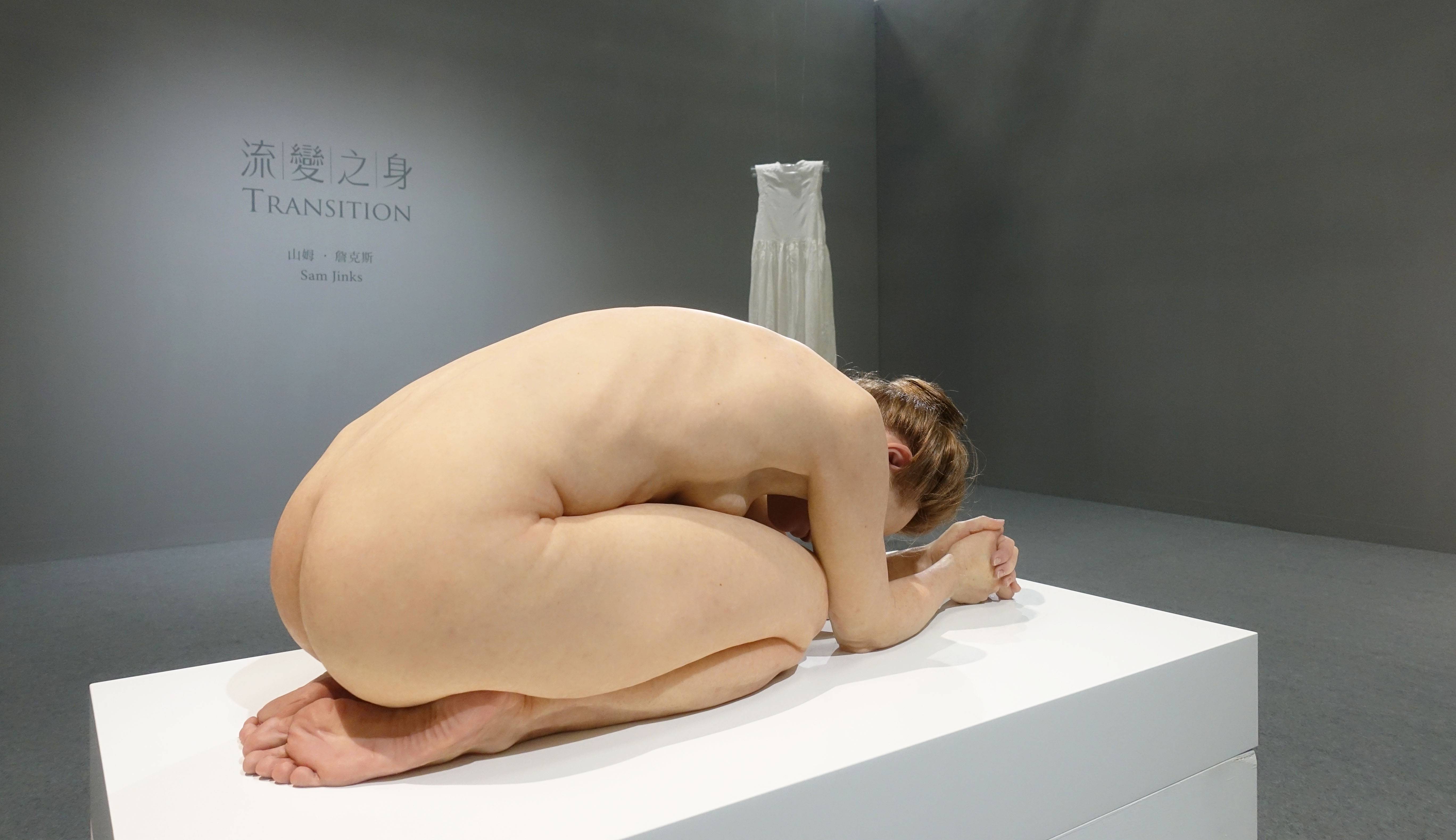 毓繡美術館-Sam Jinks，《Untitled (Kneeling Woman)》，矽膠、顏料、樹脂、人髮 ，2015。
