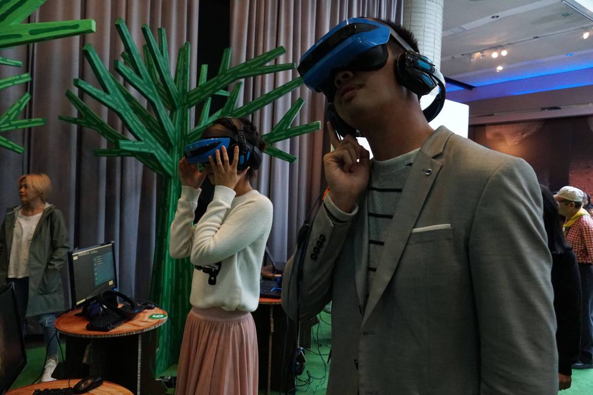 陳大天(右)、大霈(左)體驗VR