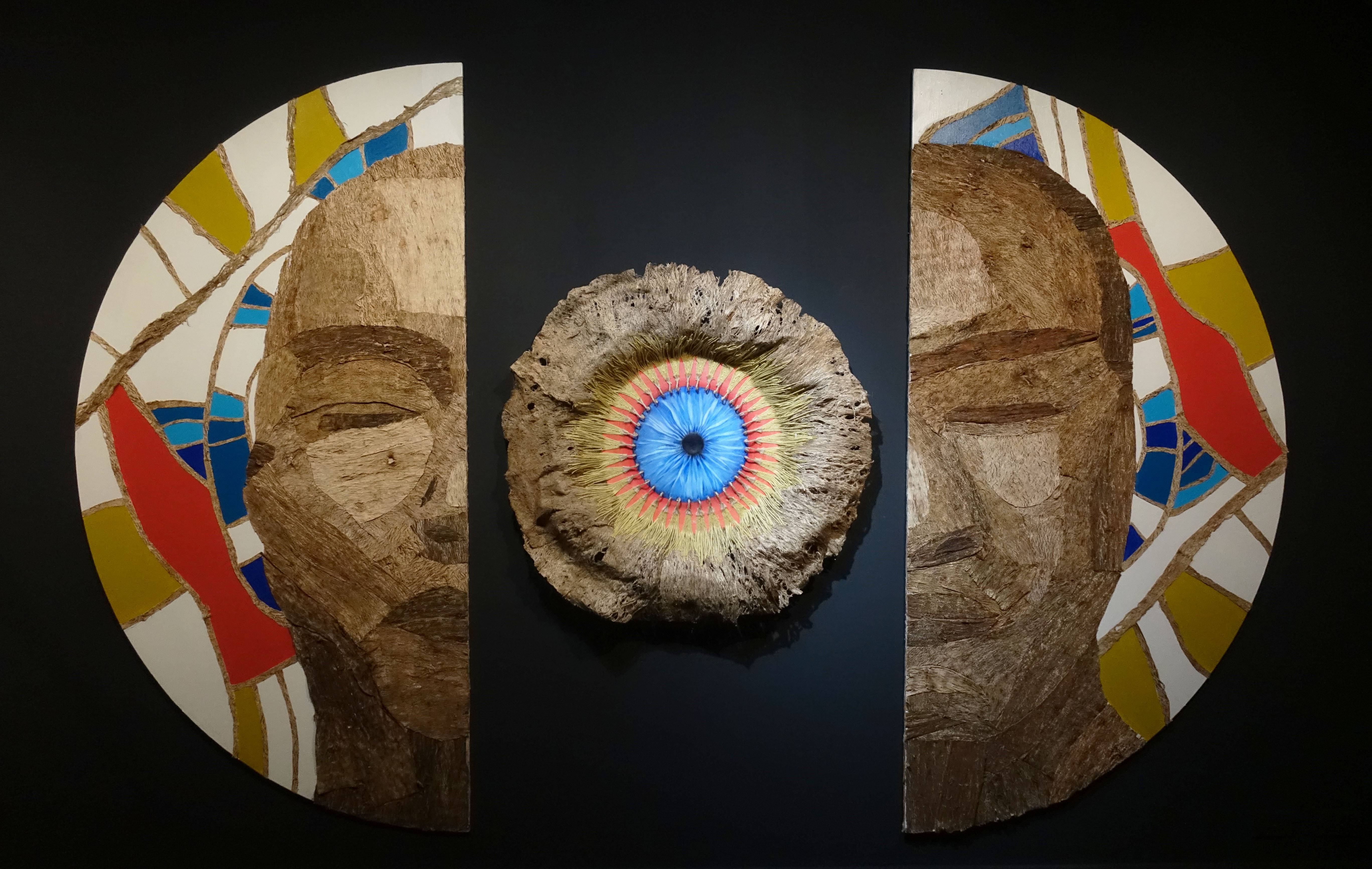 林戎依Halomai，《瞳孔裡的我們》，樹皮布、油畫、木板、畫布、麻線、玻璃纖維。