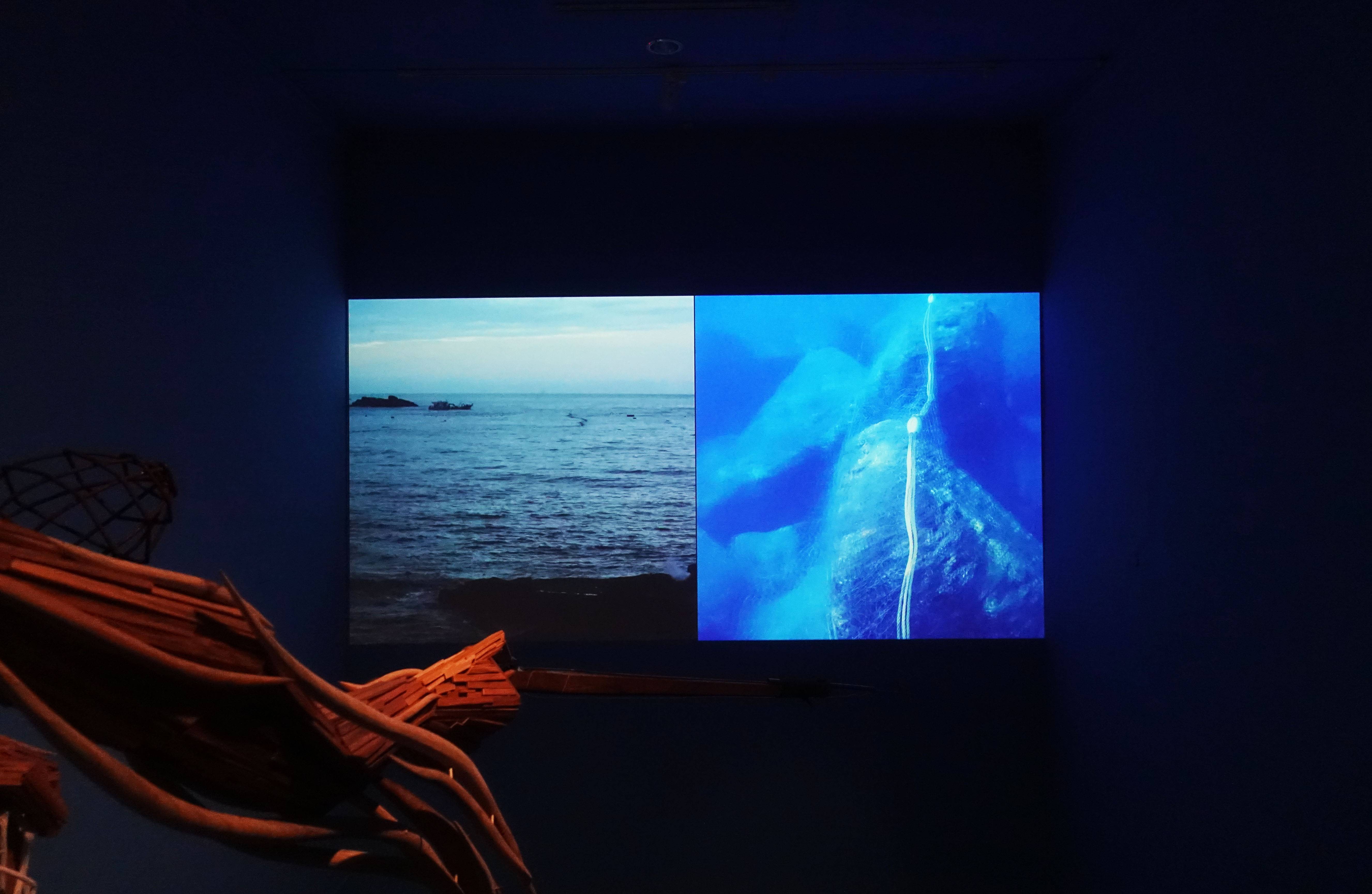 伊祐．噶照Iyo Kacaw，《海裡的山怎麼了》系列，木、鐵、漁網、魚槍、水鏡、珊瑚、錄像。