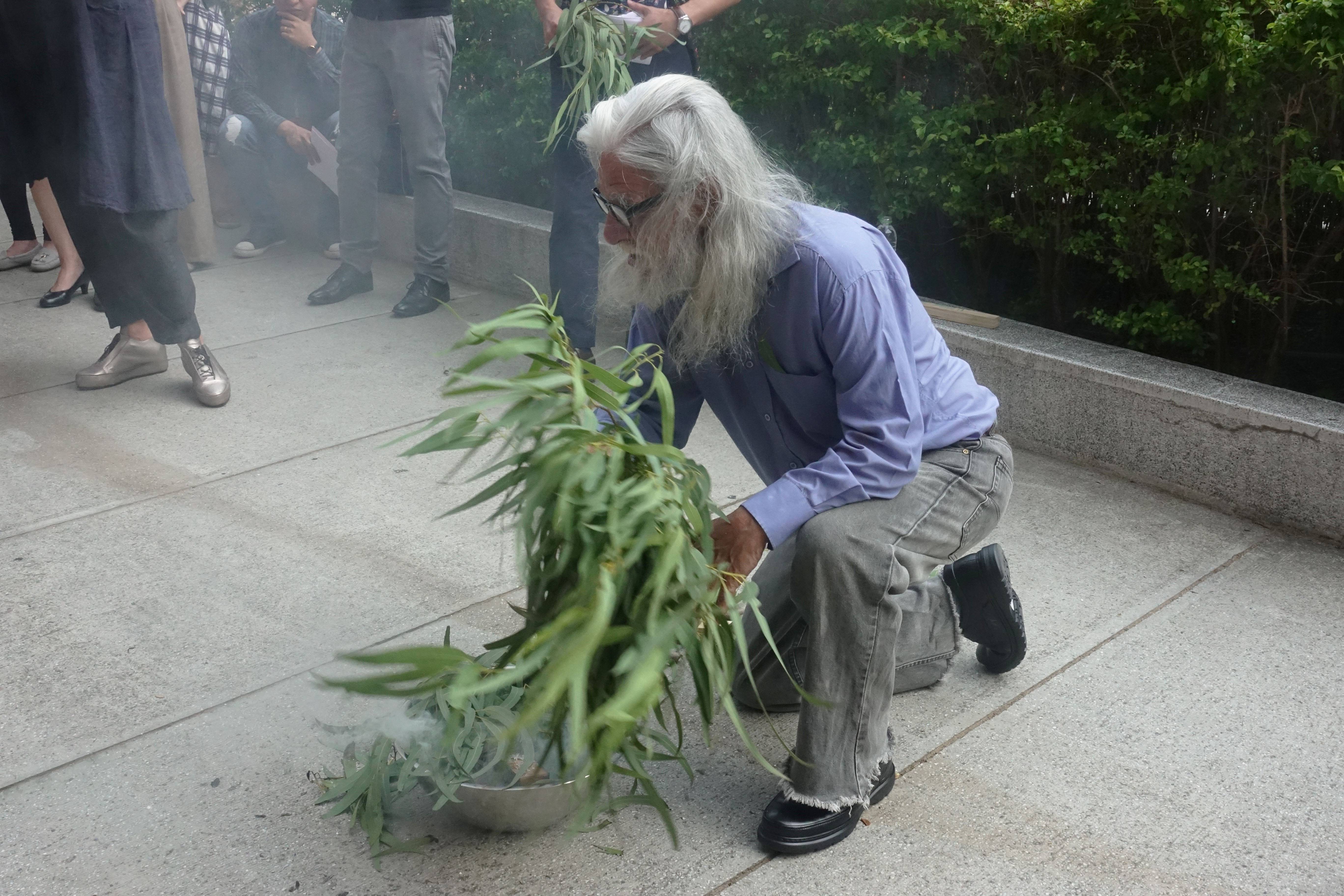 澳洲原住民長老賴瑞．沃許（Uncle LarryWalsh）演示傳統祈福淨化儀式，以尤加利葉燃燒所產生的煙霧來為這次的活動及參與者祈福。