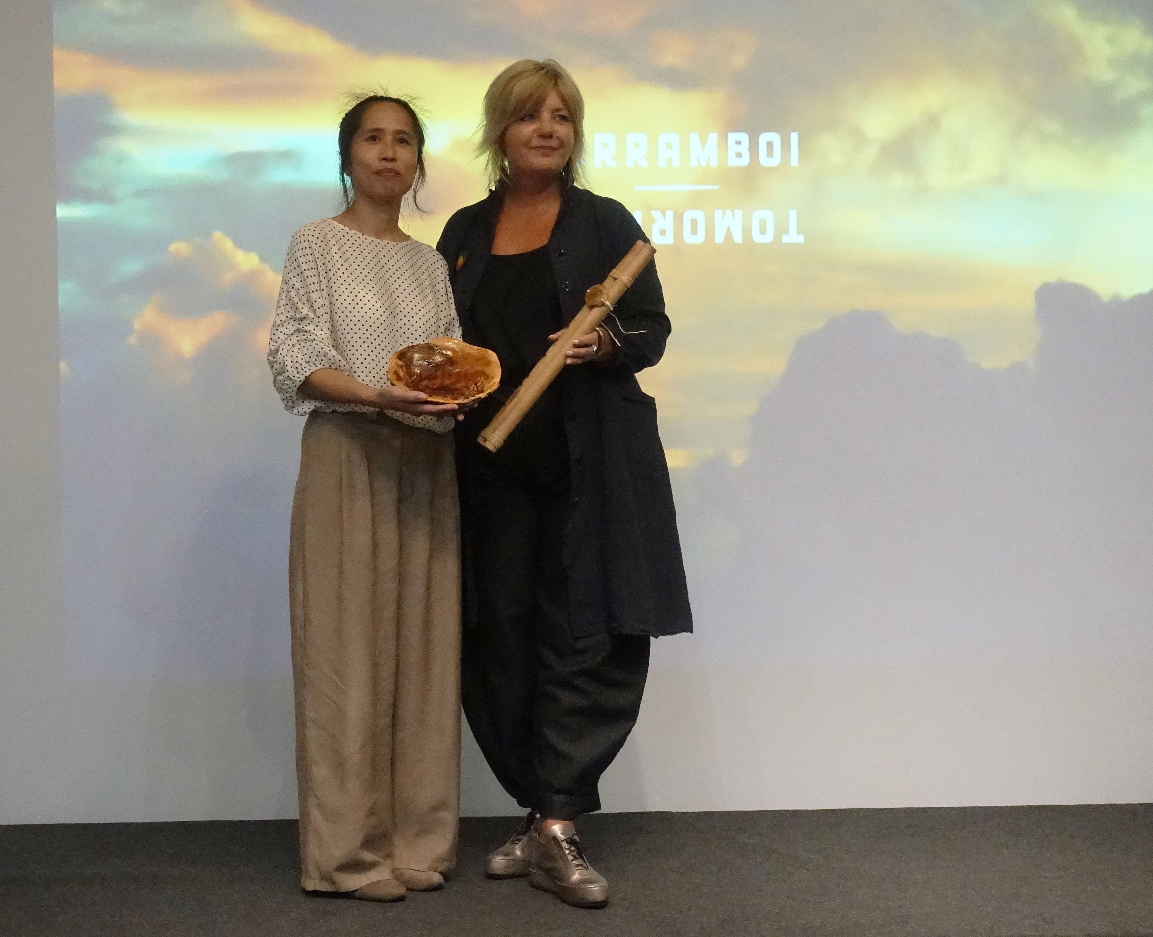 2018Pulima藝術節策展人Nakaw Putun與澳洲明日藝術節總監卡洛琳．馬汀(Caroline Martin)兩國互相交換禮物。