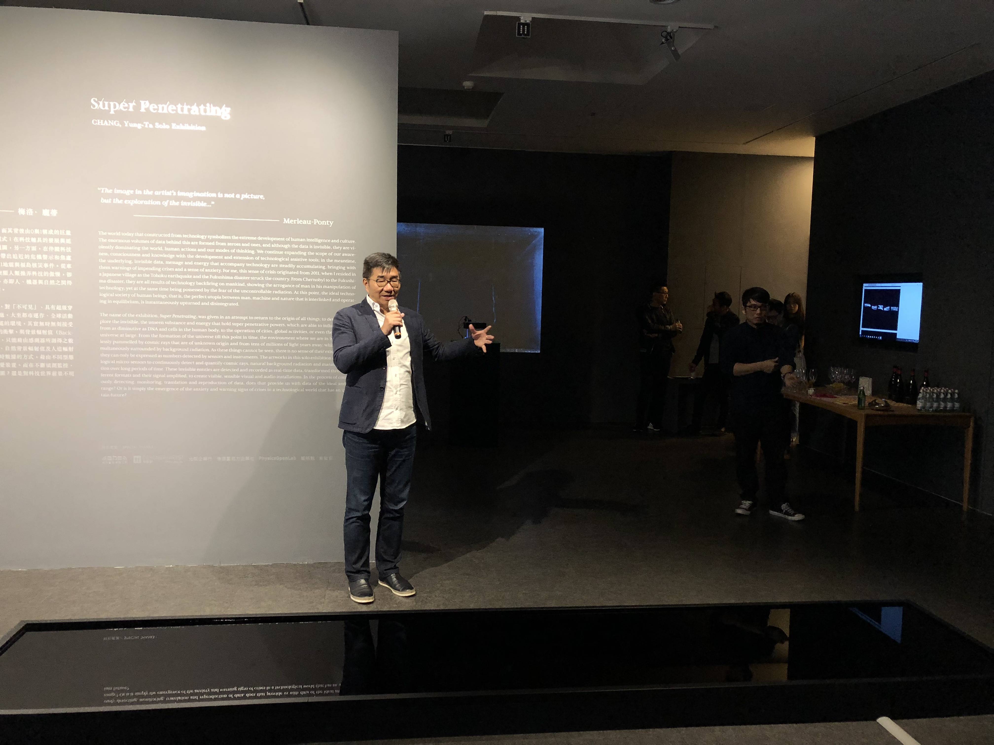采泥藝術總經理林清汶致詞，其與我們分享，本次展覽結合了數位、科技與藝術之間的共同呈現，揭露日常當中的物件之輻射反應。
