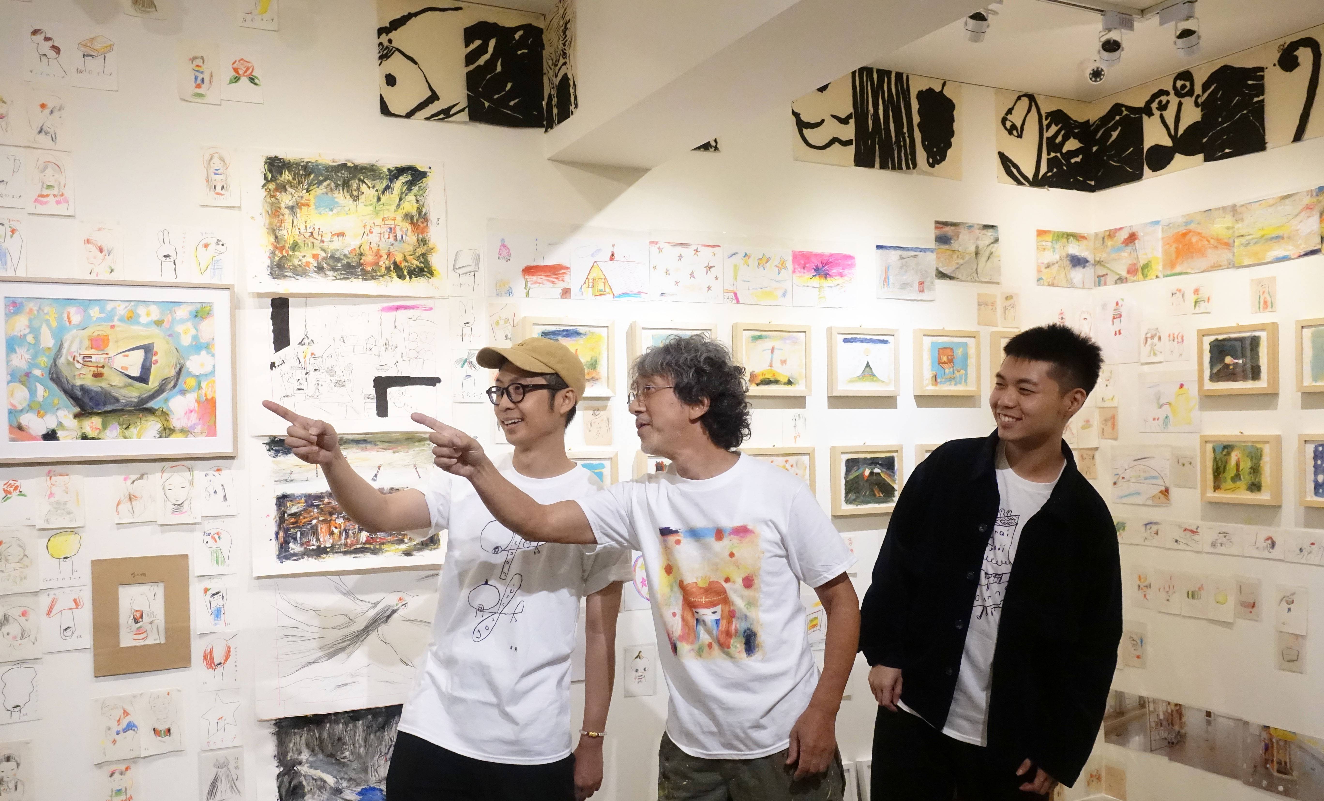 荻達寓見藝術家林彥良(左)與日本插畫繪本藝術家荒井良二先生(中)以及荻達寓見藝術家陳威廷(右)合影。