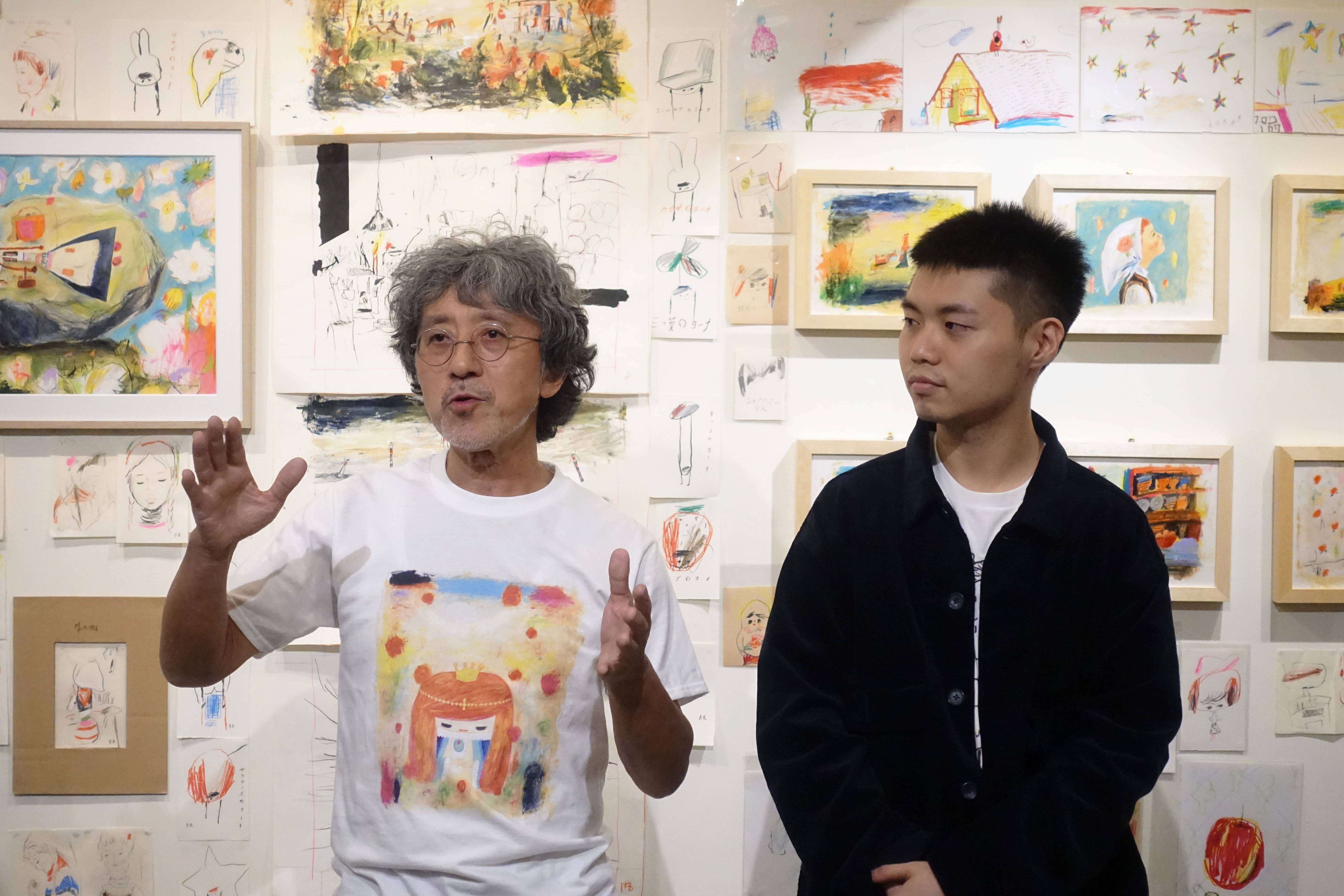 日本插畫繪本藝術家荒井良二先生(左)以及荻達寓見藝術家陳威廷(右)開幕介紹。