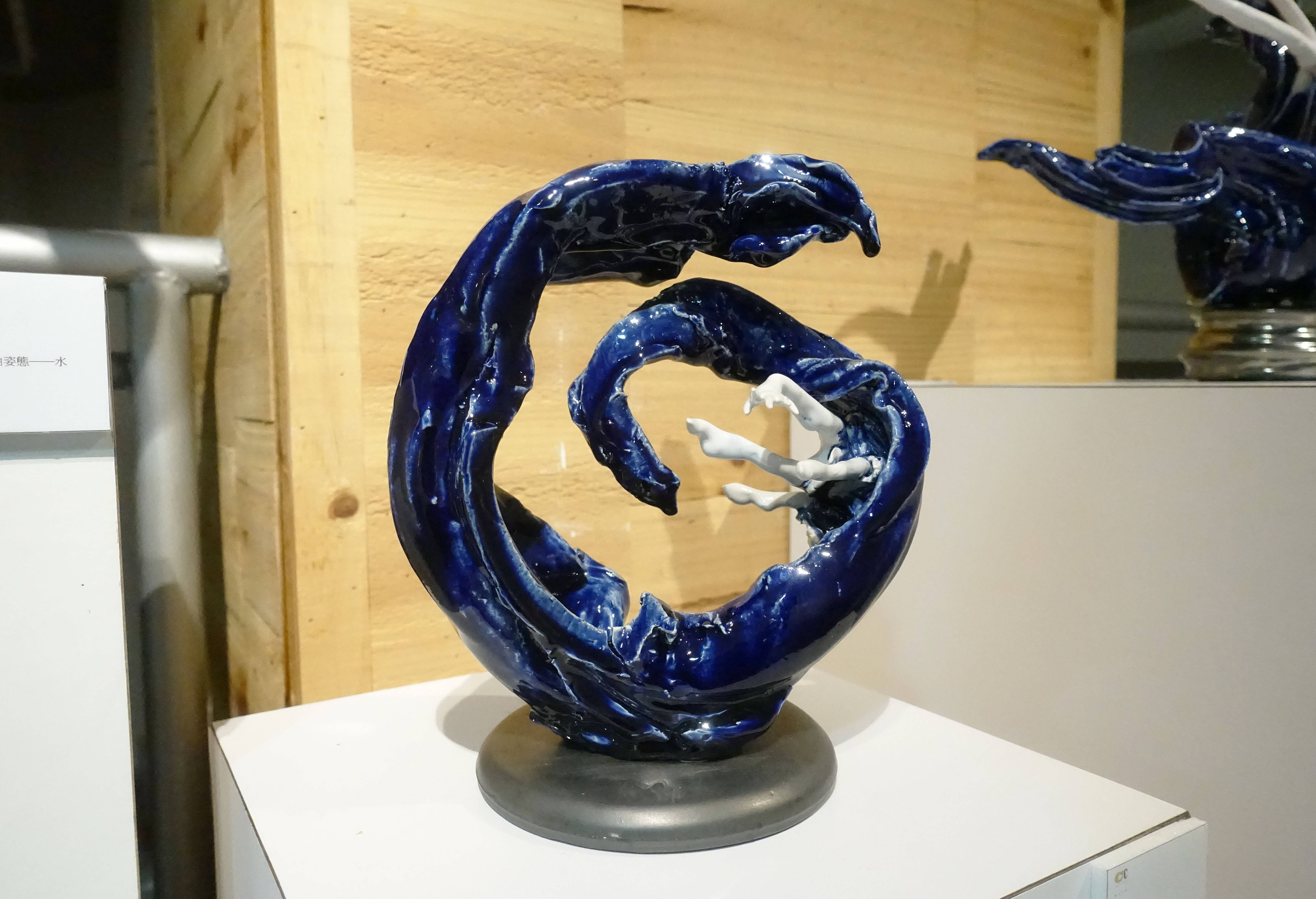 黃偉茜，《自由姿態──風》，陶瓷，2018。