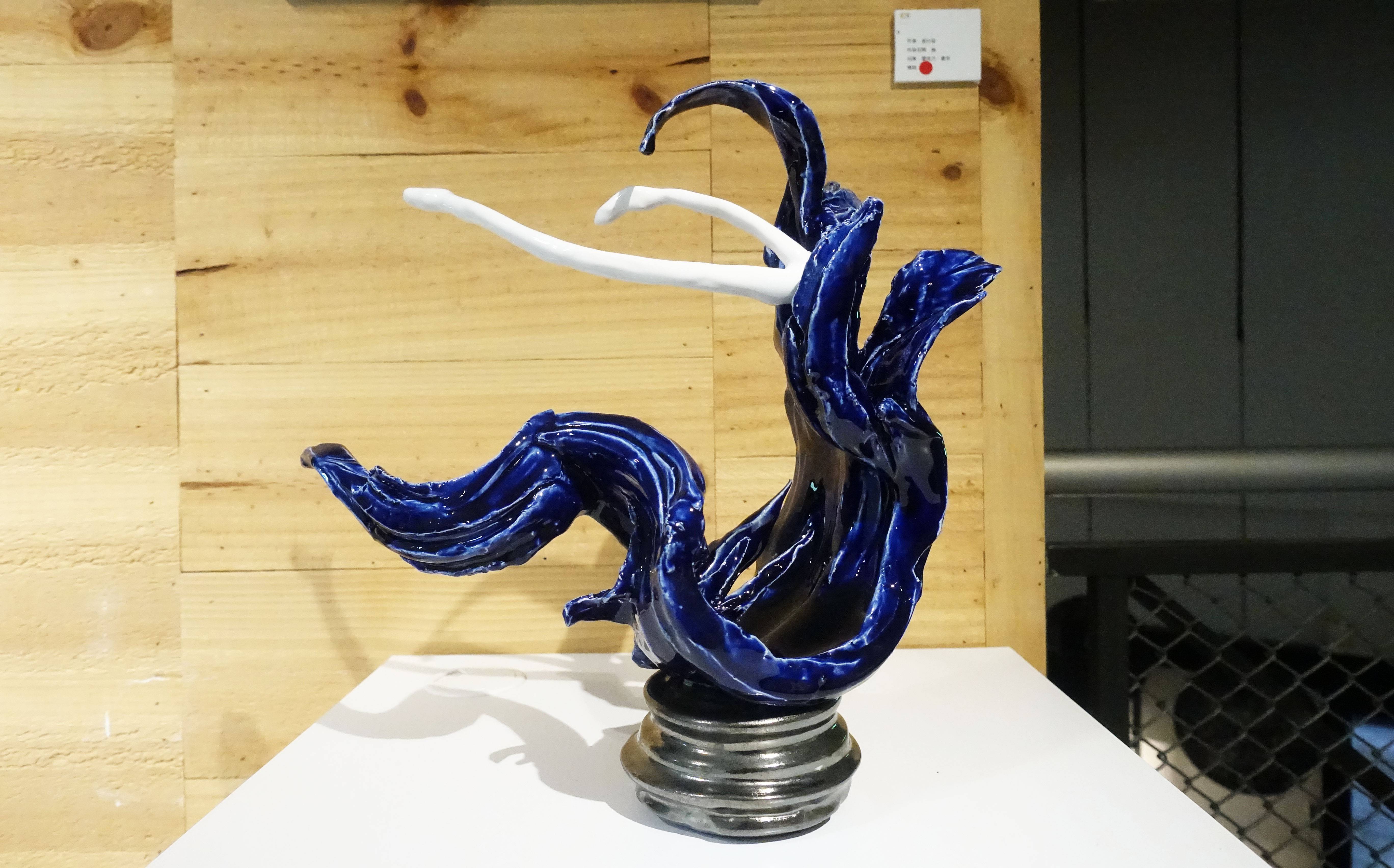 黃偉茜，《自由姿態──冰》，陶瓷，2018。
