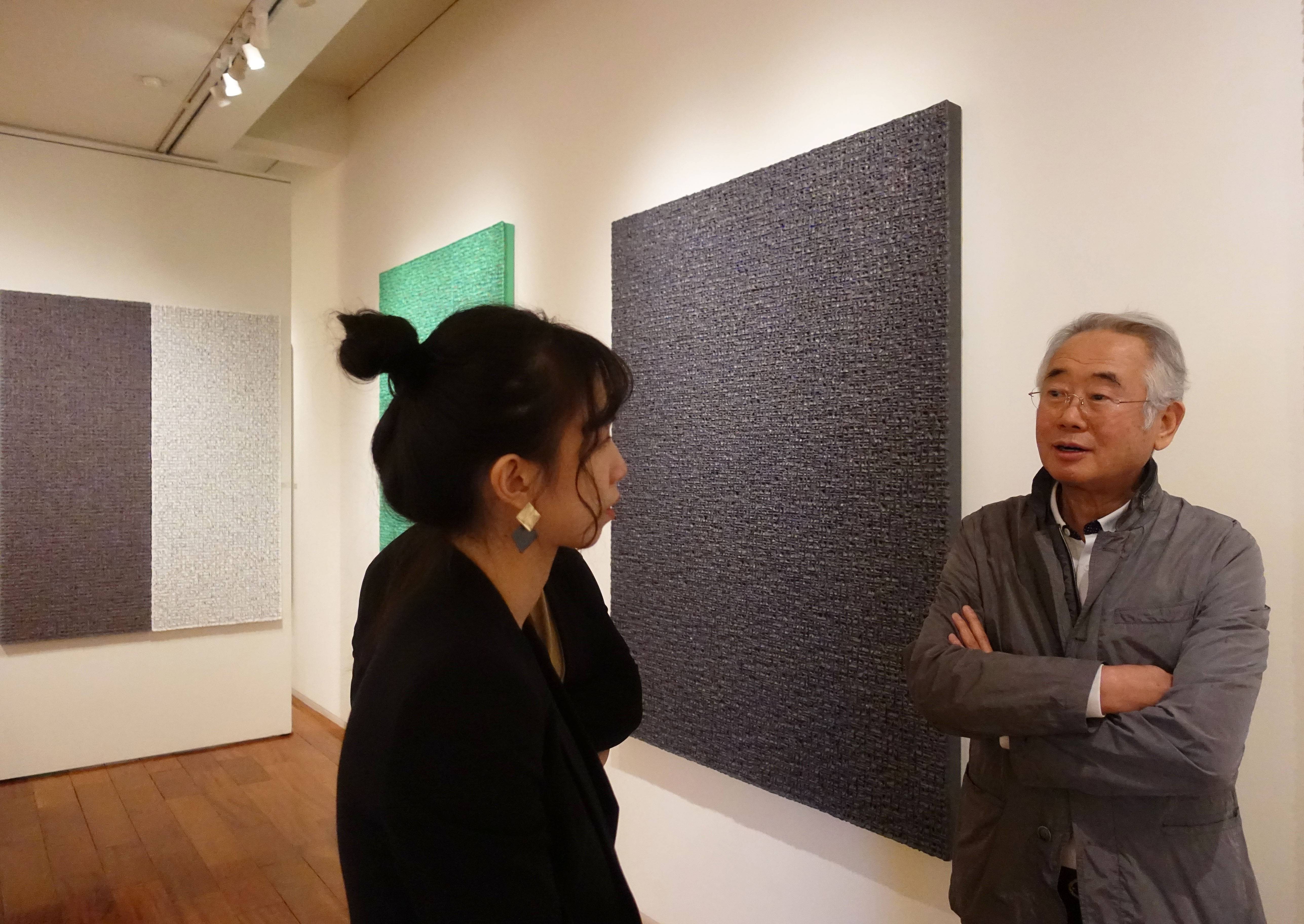 韓國藝術家金泰浩先生於畫廊現場解說作品。