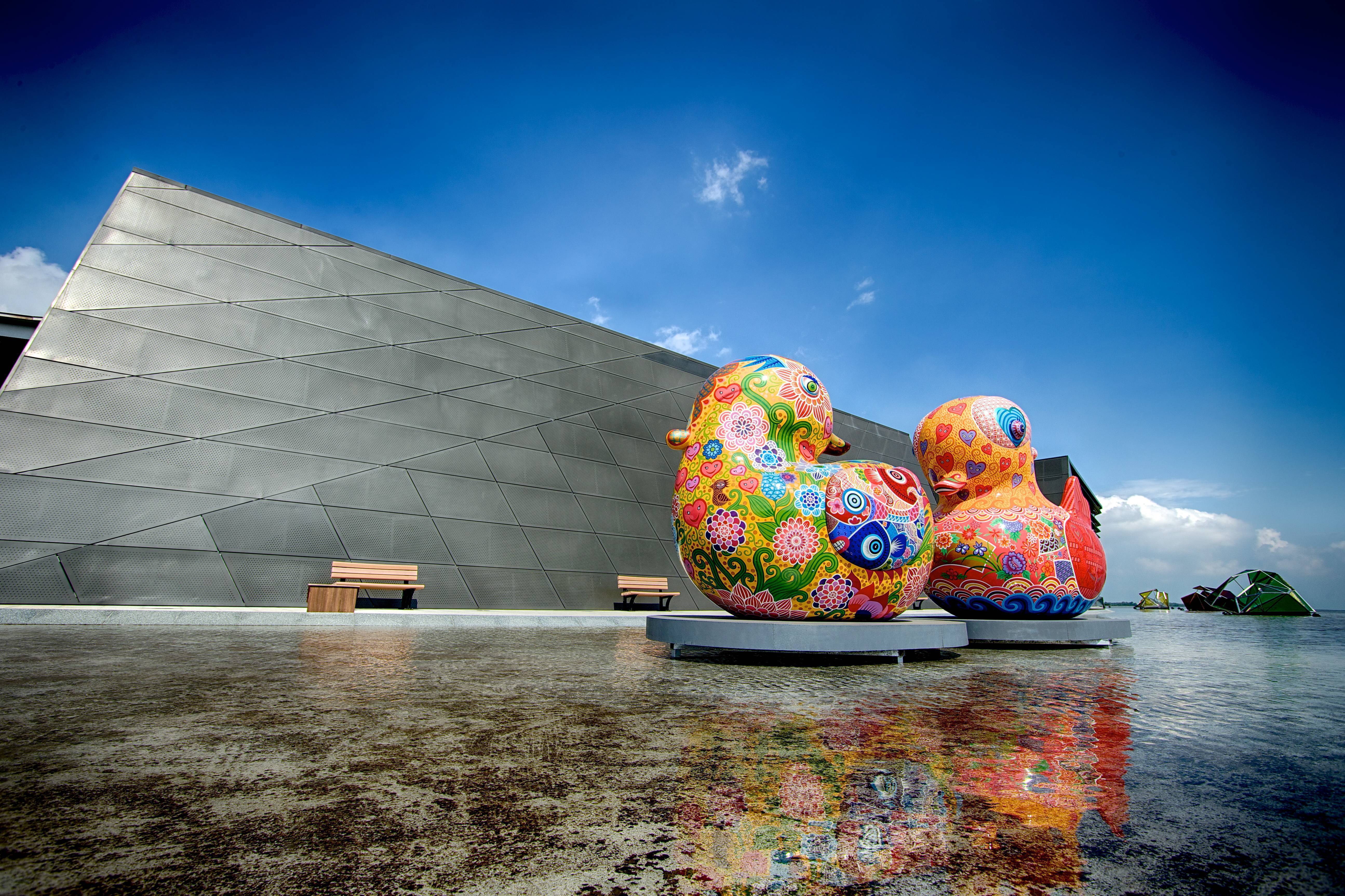 古云:只羨鴛鴦不羨仙,大膽的彩繪圖騰、符號運用,表現藝術家無稽的想像力。中國人長久以來,對鴛鴦一直保持浪漫幸福的幻想。