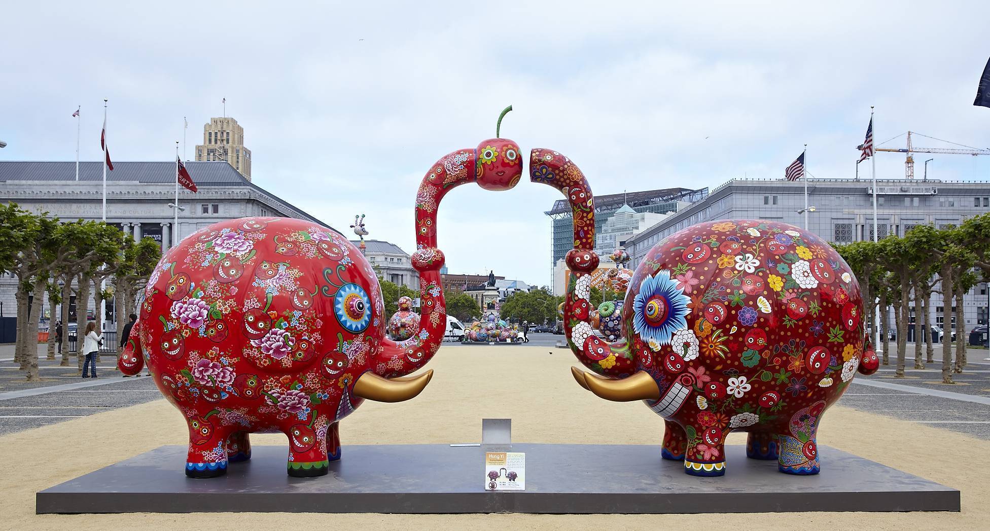 分享象 |2013|鋼板彩繪|665x210x378 cm|「分享象」,取其「享」及「象」之諧音,這樣的命名方式是藝術家創作靈感來源之一