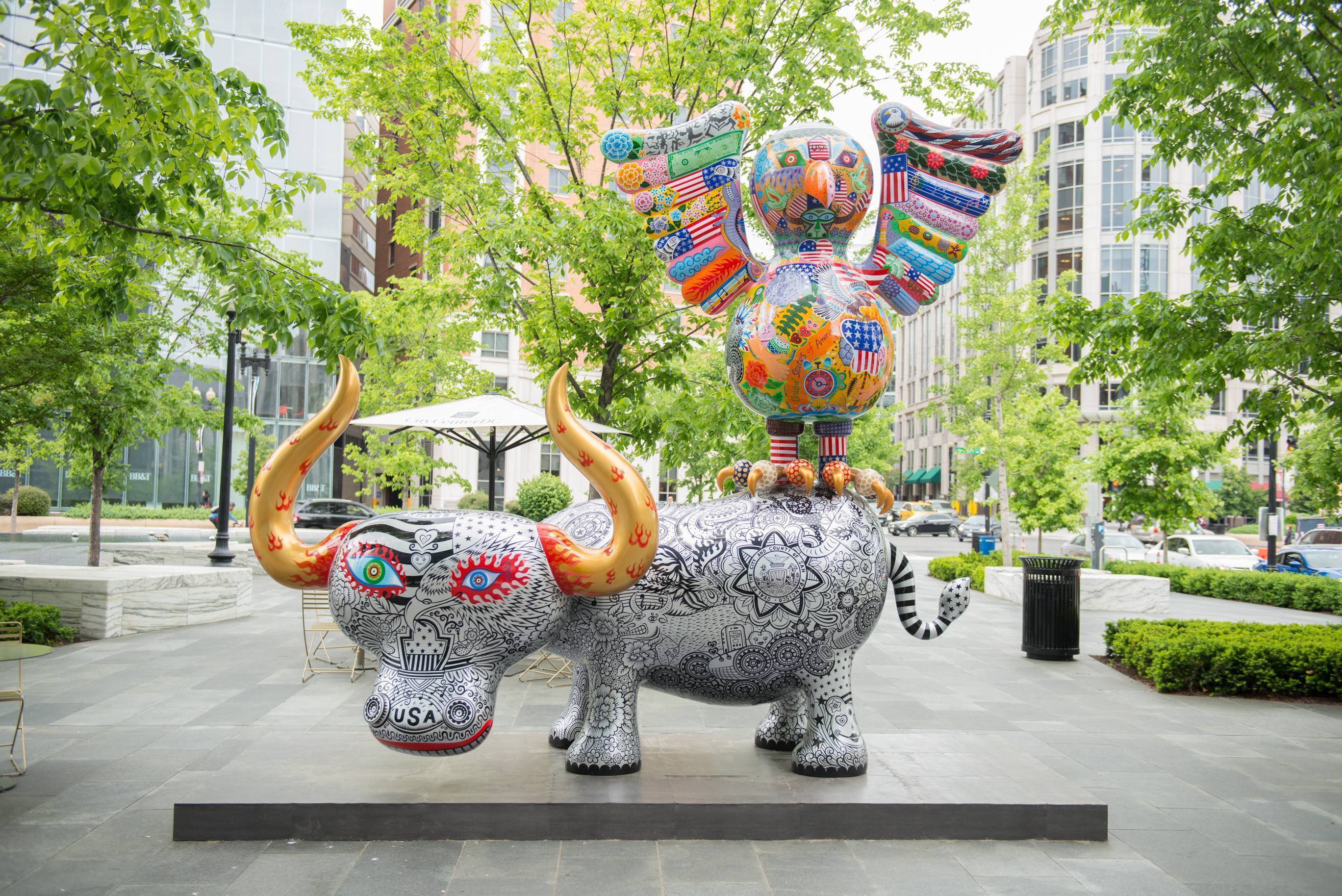 鷹鴿水水牛| 2013|鋼板彩繪|鷹鴿 245x105x220cm 水水牛 410cx156x220cm|「鷹鴿水水牛」,老鷹是美國的圖騰,鴿子是和平、友誼、團結的象徵,水牛則代表台灣的奮鬥精神