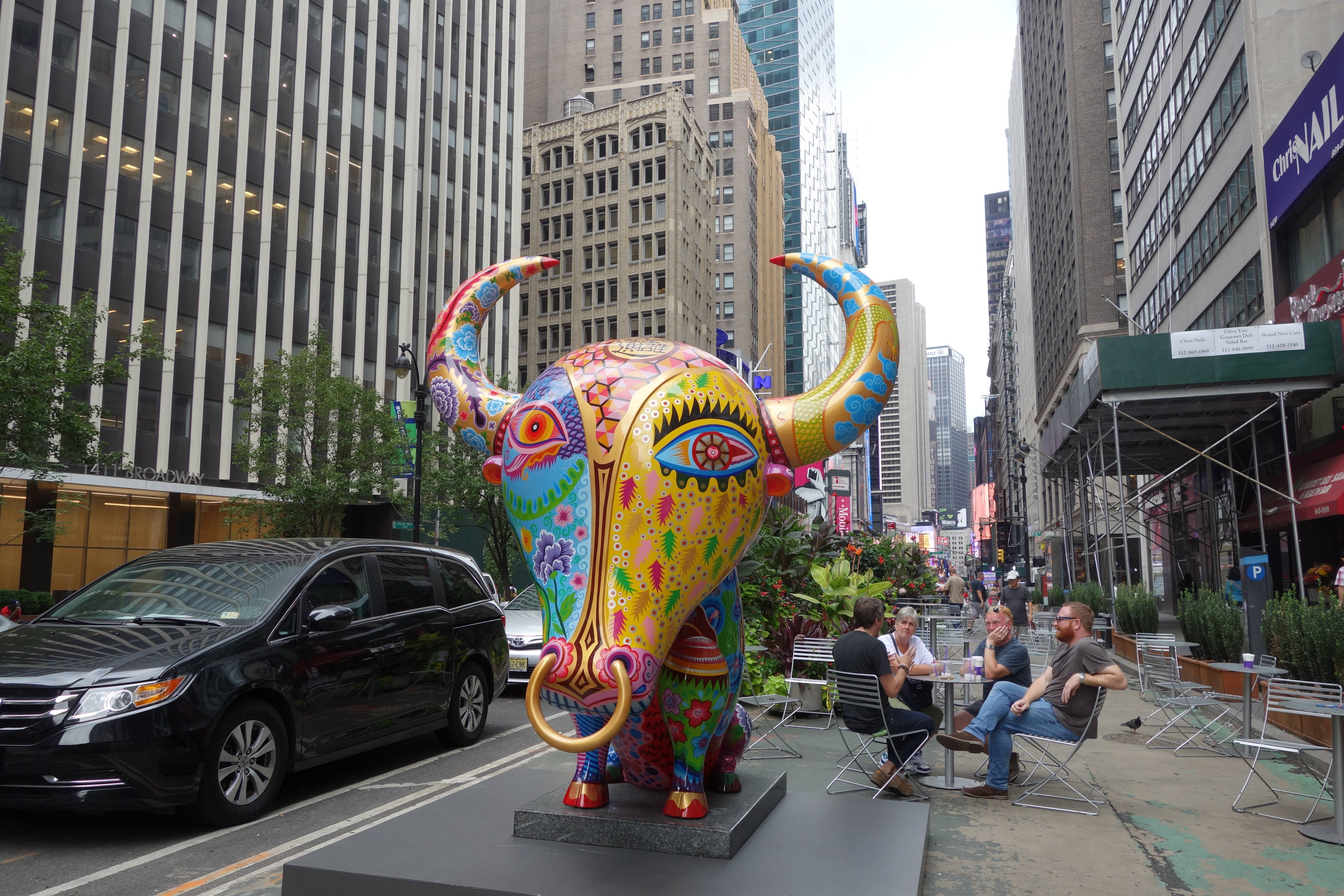 大牛| 2013|鋼板彩繪、花崗石|235x288x220 cm|洪易希望透過作品「牛」轉達出華人勤奮耐勞,堅韌旺盛的生命力量。