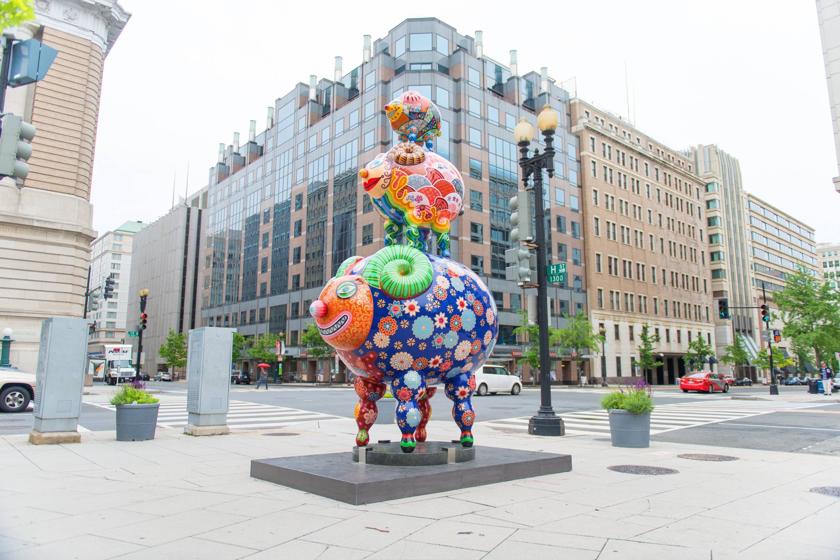 三羊開泰| 2013|鋼板彩繪|172x284x454 cm |洪易巧妙的運用中國成語,為其創作立名,讓觀者在第一時間藉由文字對作品產生共鳴。