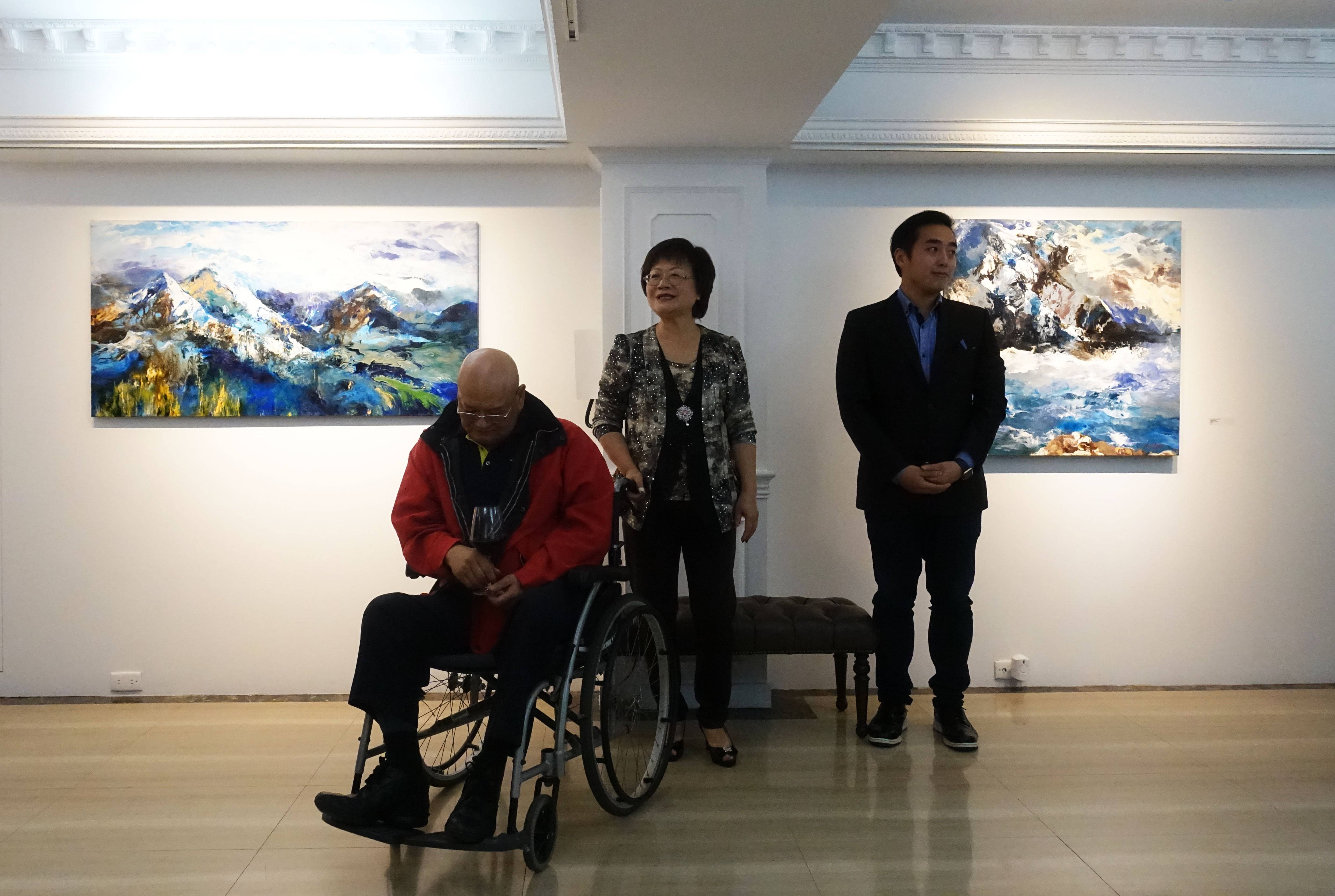 藝術家范巧貞丈夫(左)與藝術家范巧貞(中)以及亞億藝術空間負責人陳新文先生。