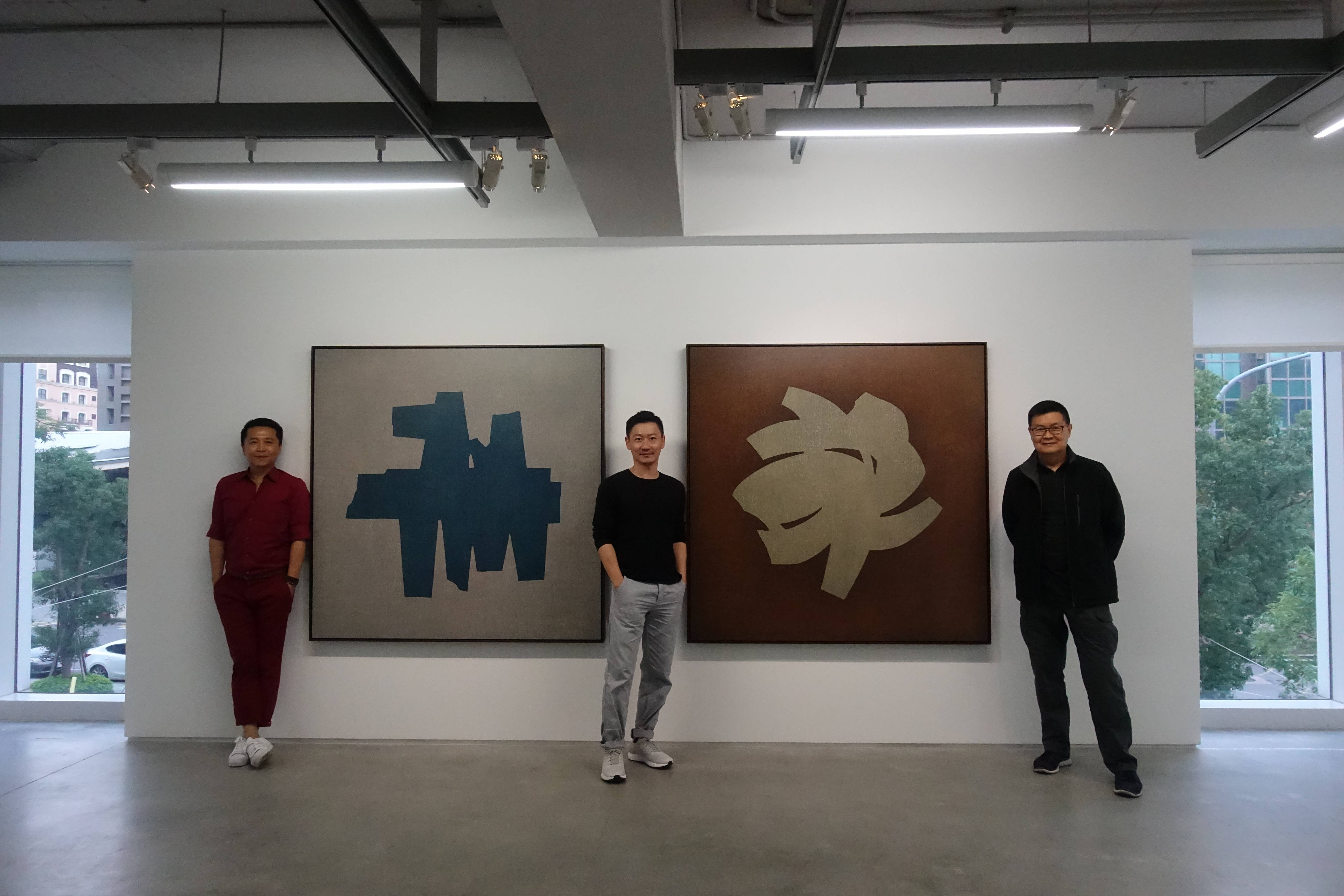 胡朝聖先生與藝術家吳東龍以及陸潔民先生於畫廊展覽現場合影。