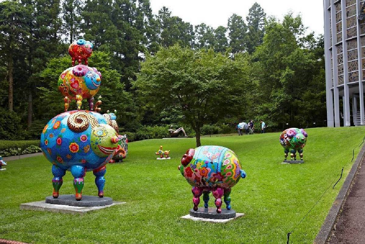 洪易 快樂動物派對 2013「三羊開泰」及「綿羊」群組於日本雕刻之森美術館展覽