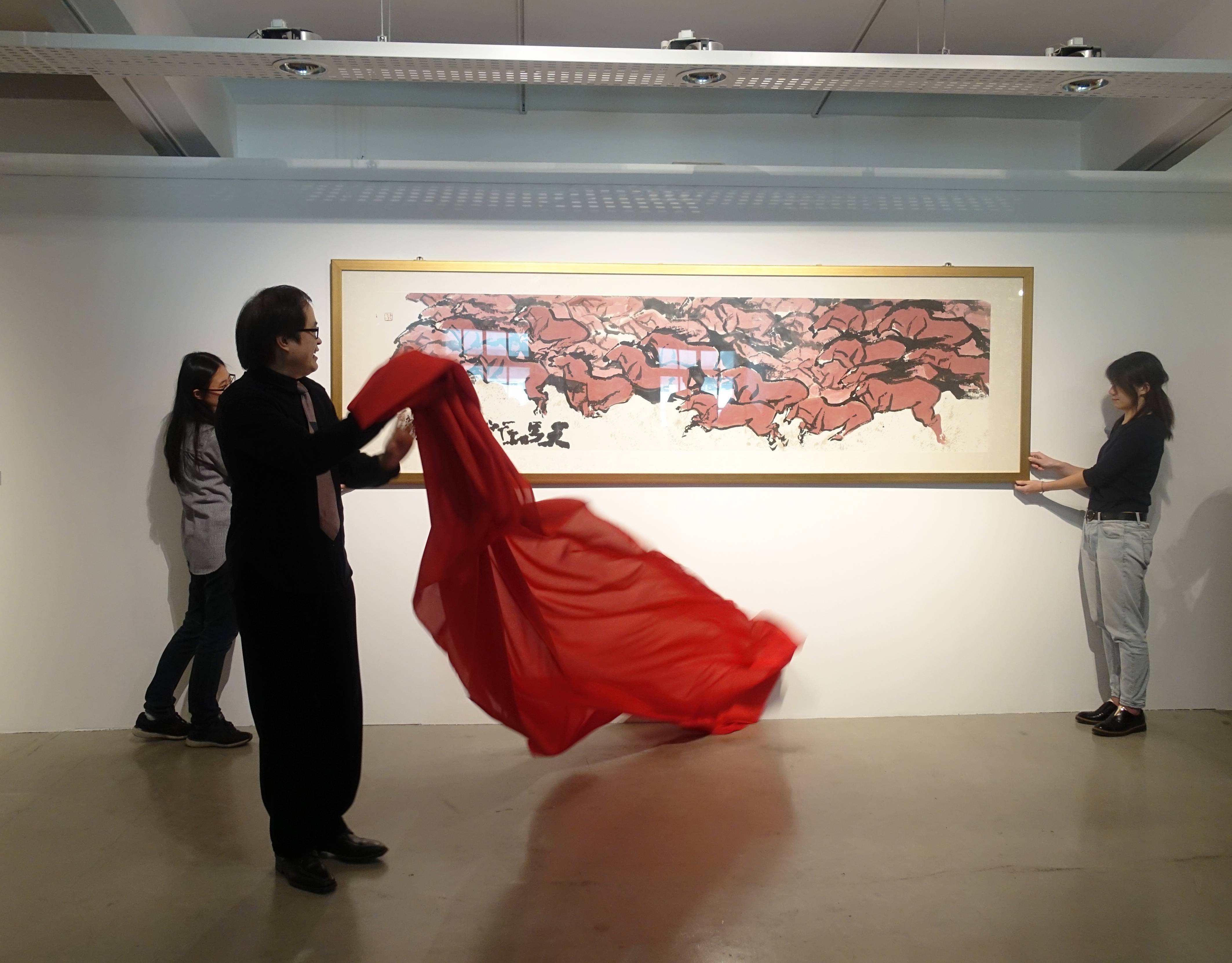台藝大校長陳志誠先生為揭幕式揭開畫作序幕。