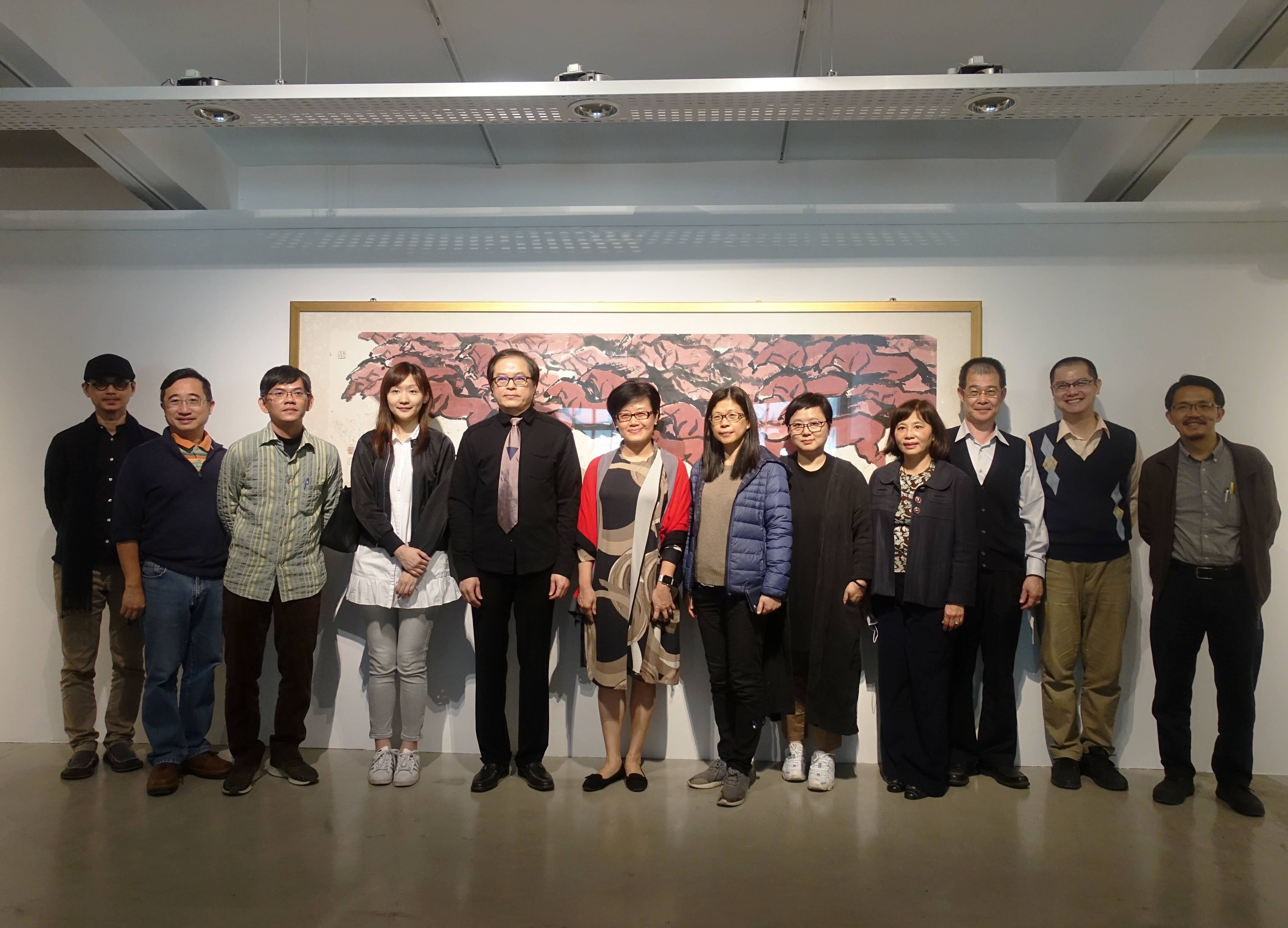 OUR ART藝術品競標義拍會揭幕式現場與會來賓與台藝大校長陳志誠先生合影。