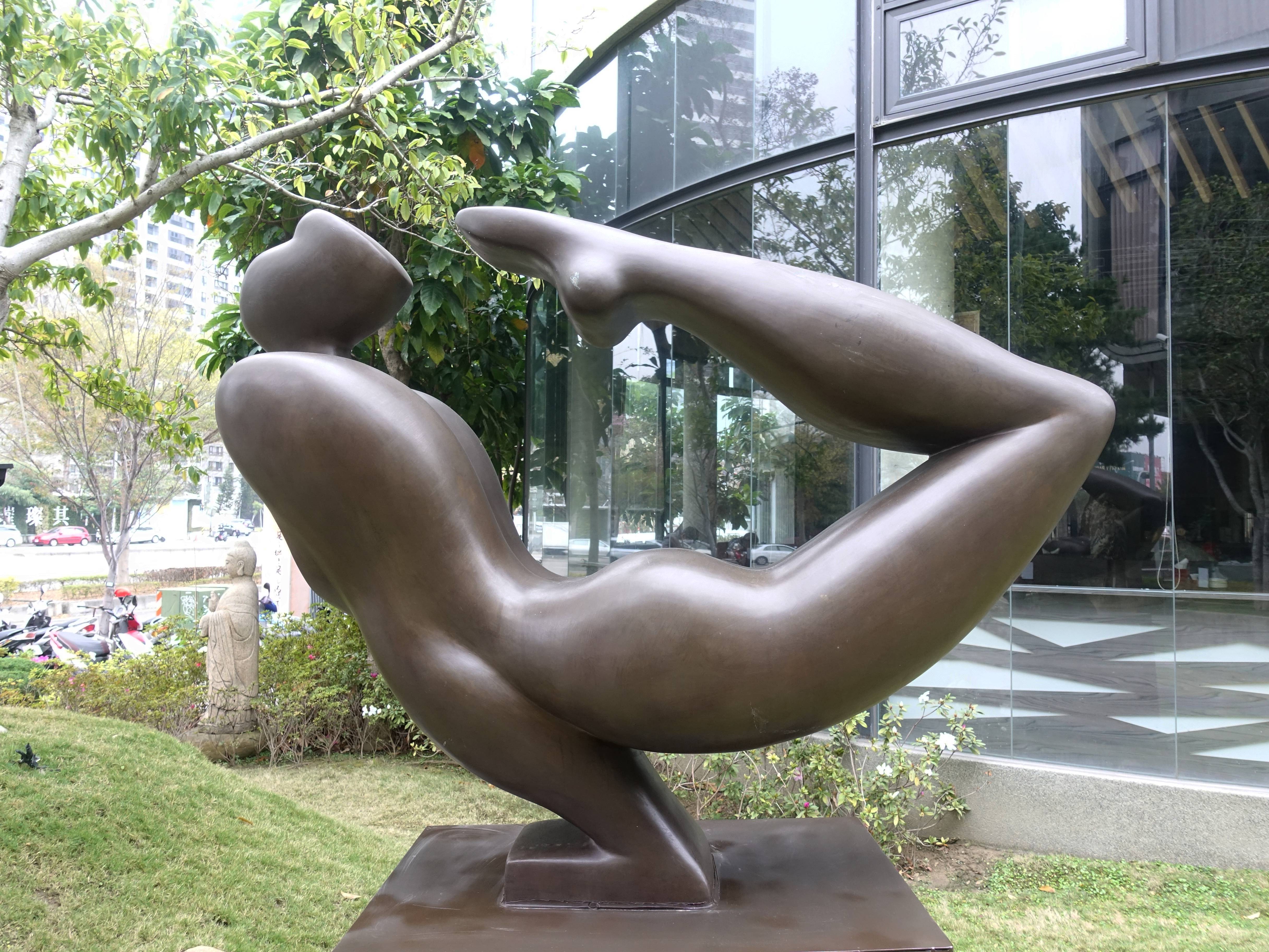 賴哲祥，《仰⾸》，青銅，⾼172 x 寬155 x 深55 cm，2009。