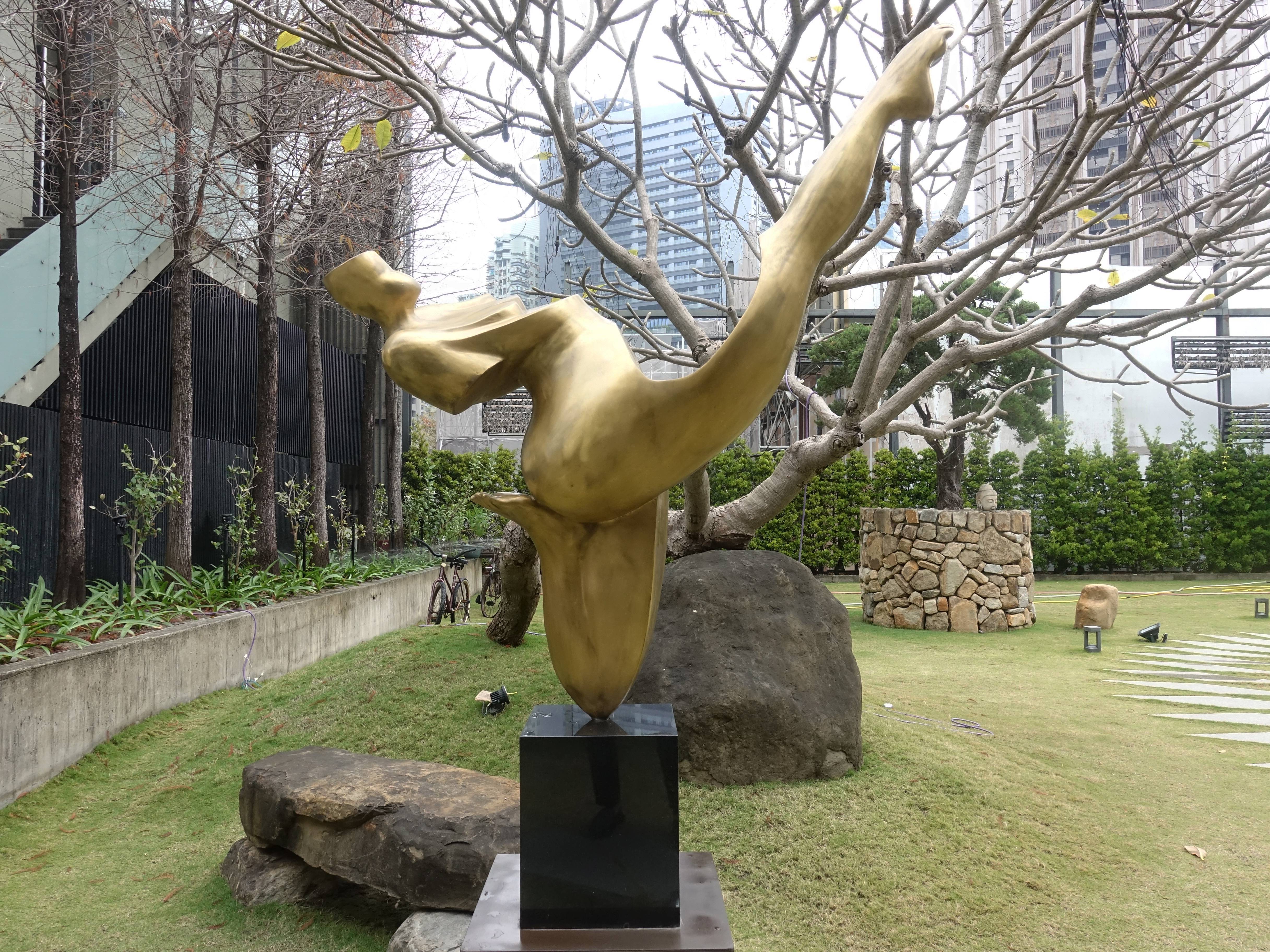 賴哲祥，《勁勇》，青銅，⾼185 x 寬130 x 深42 cm，2008。