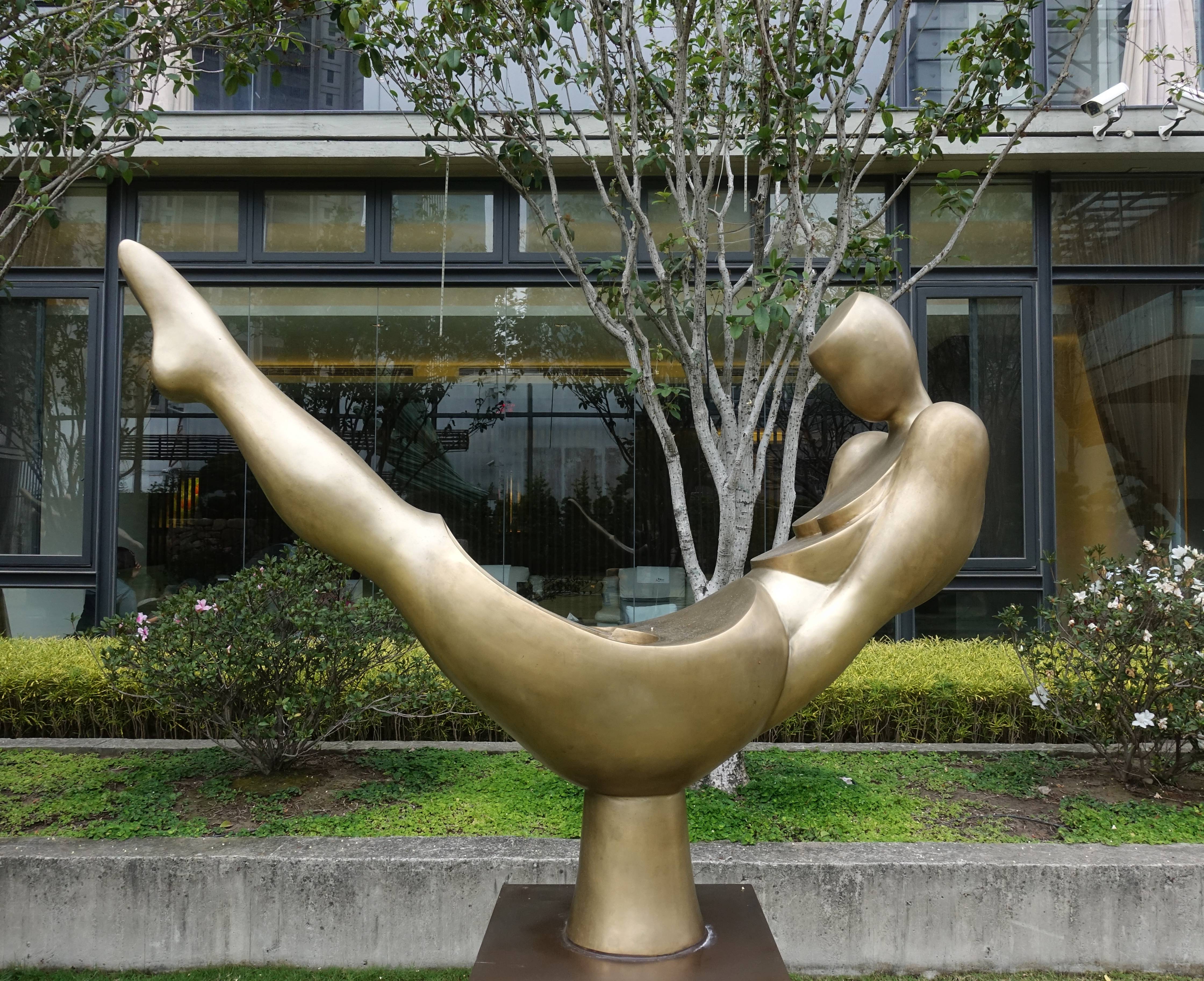 賴哲祥，《挺（⼤件）》，青銅，⾼160 x 寬150 x 深45 cm， 2018。