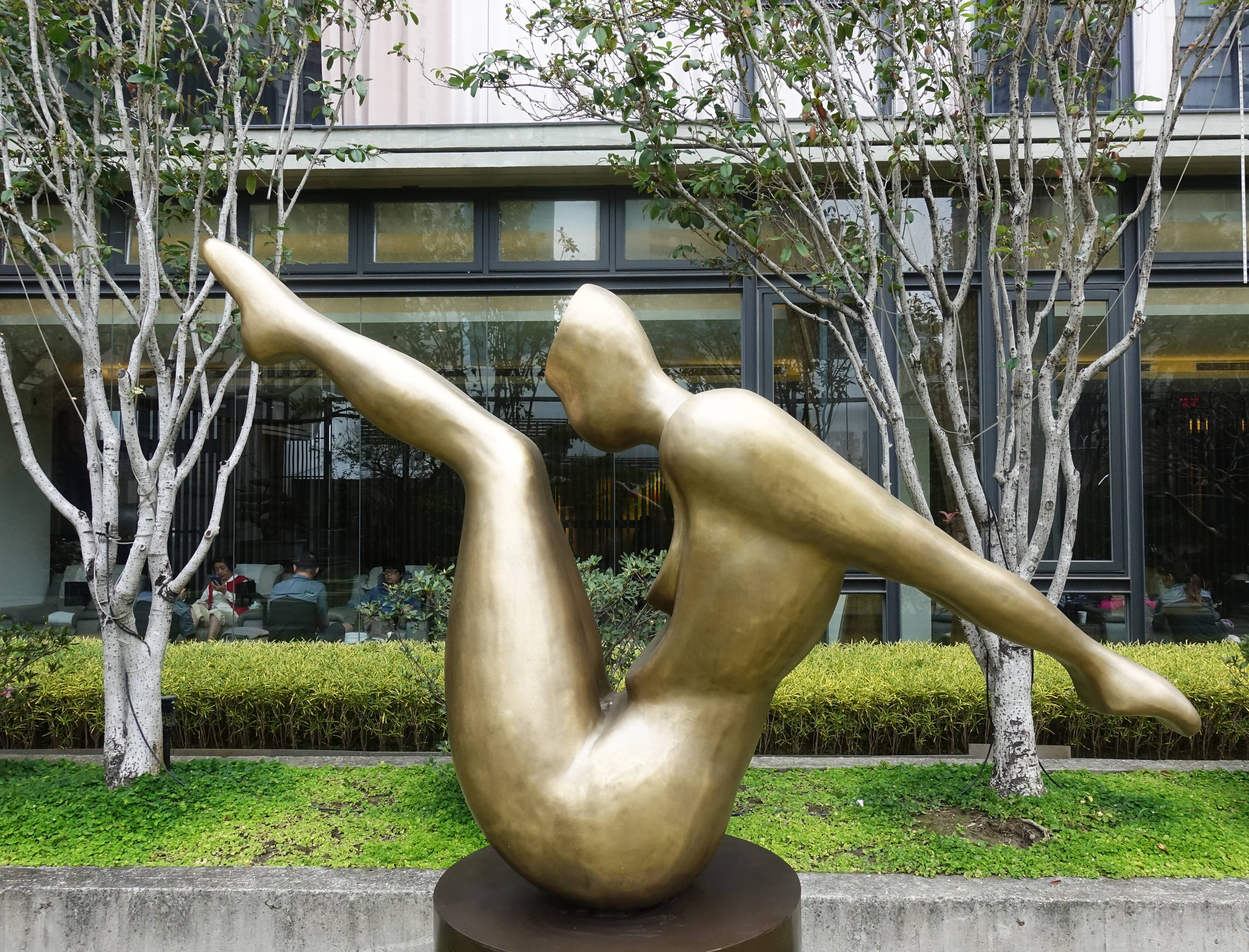 賴哲祥，《拉距》，青銅，⾼133 x 寬165 x 深50 cm， 2008。