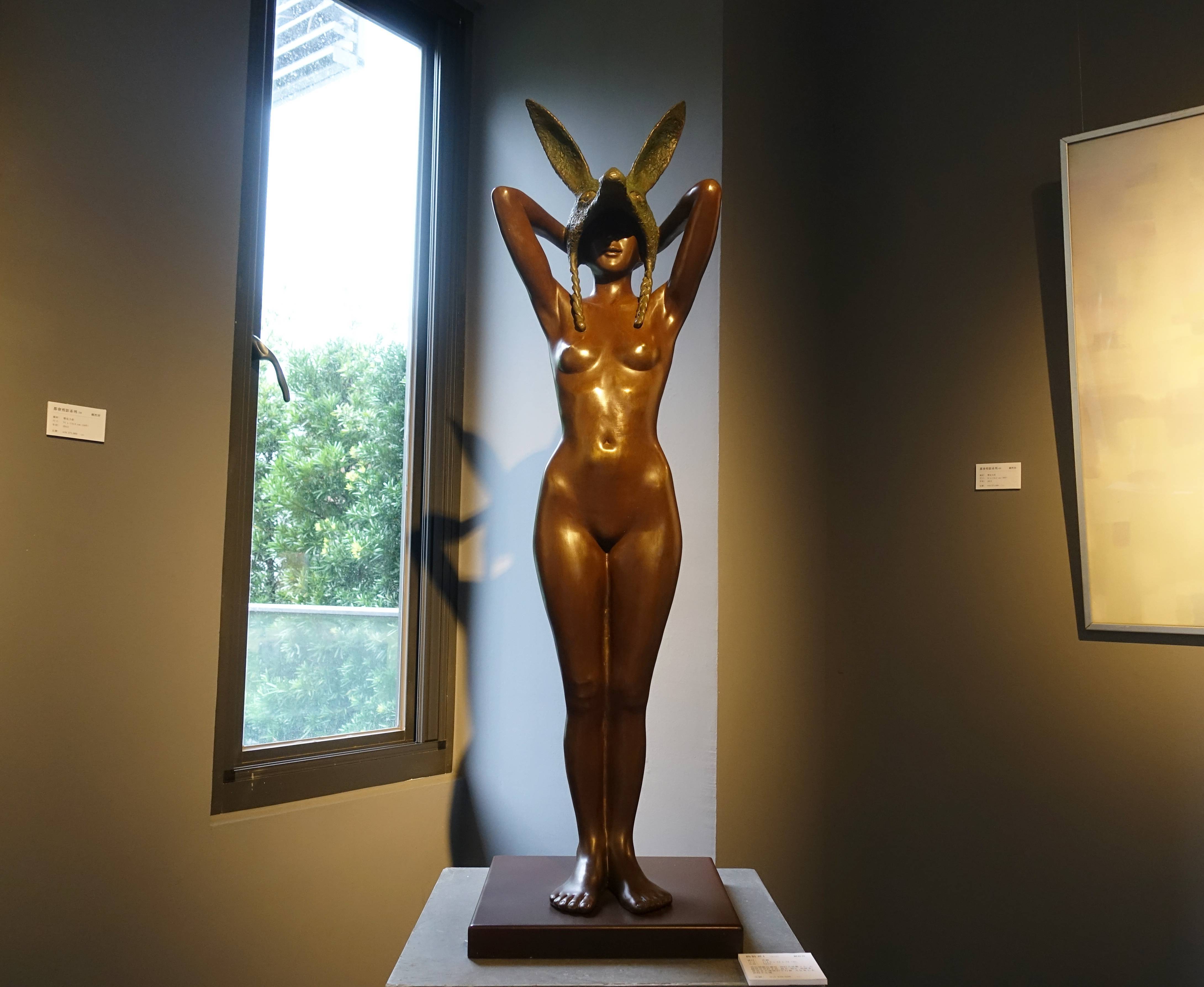 賴哲祥，《偽裝者1》，青銅，⾼114.5 x 寬32 x 深32 cm，2017。