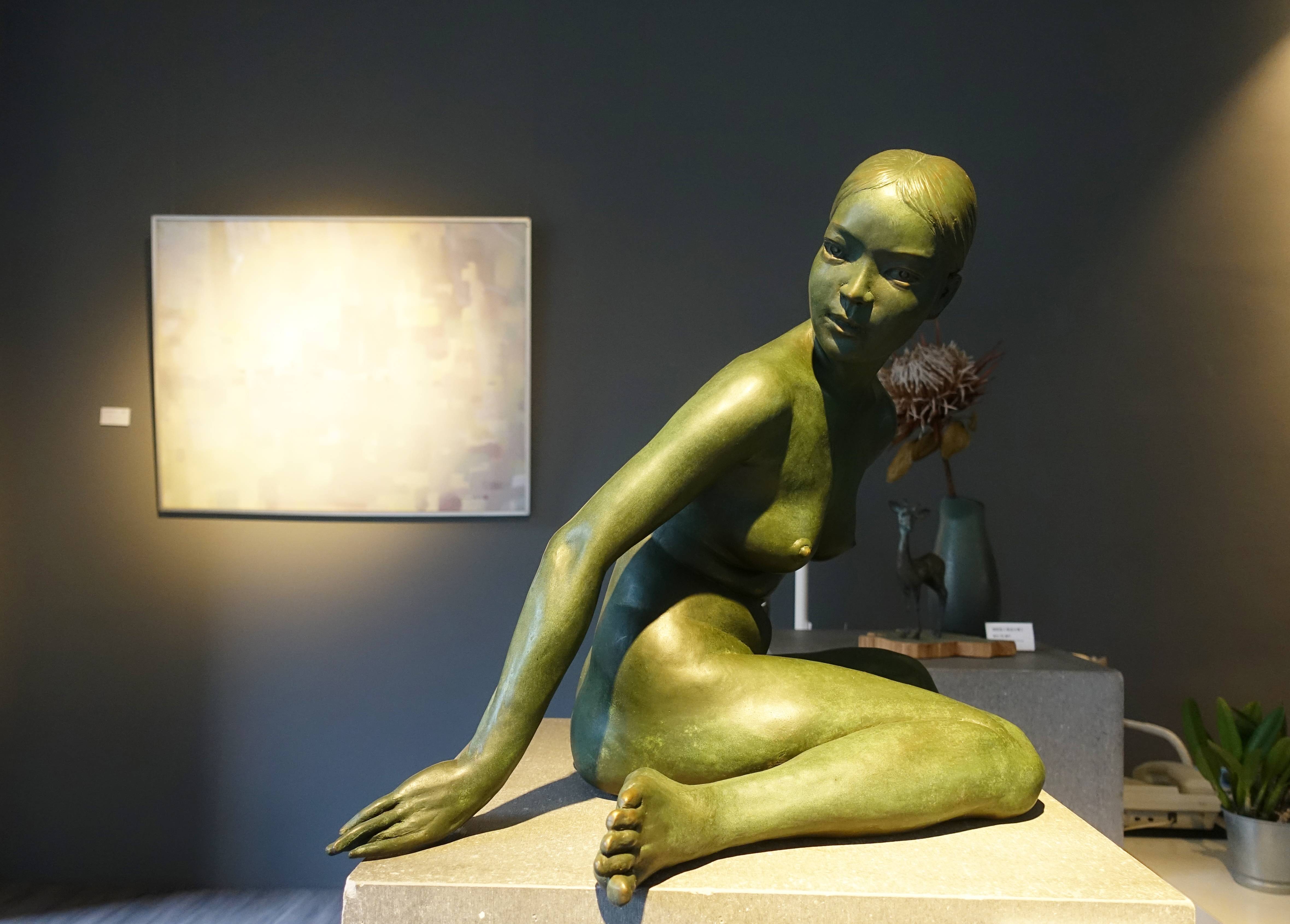 賴哲祥，《回眸》，青銅，⾼44 x 寬52 x 深45 cm，2000。