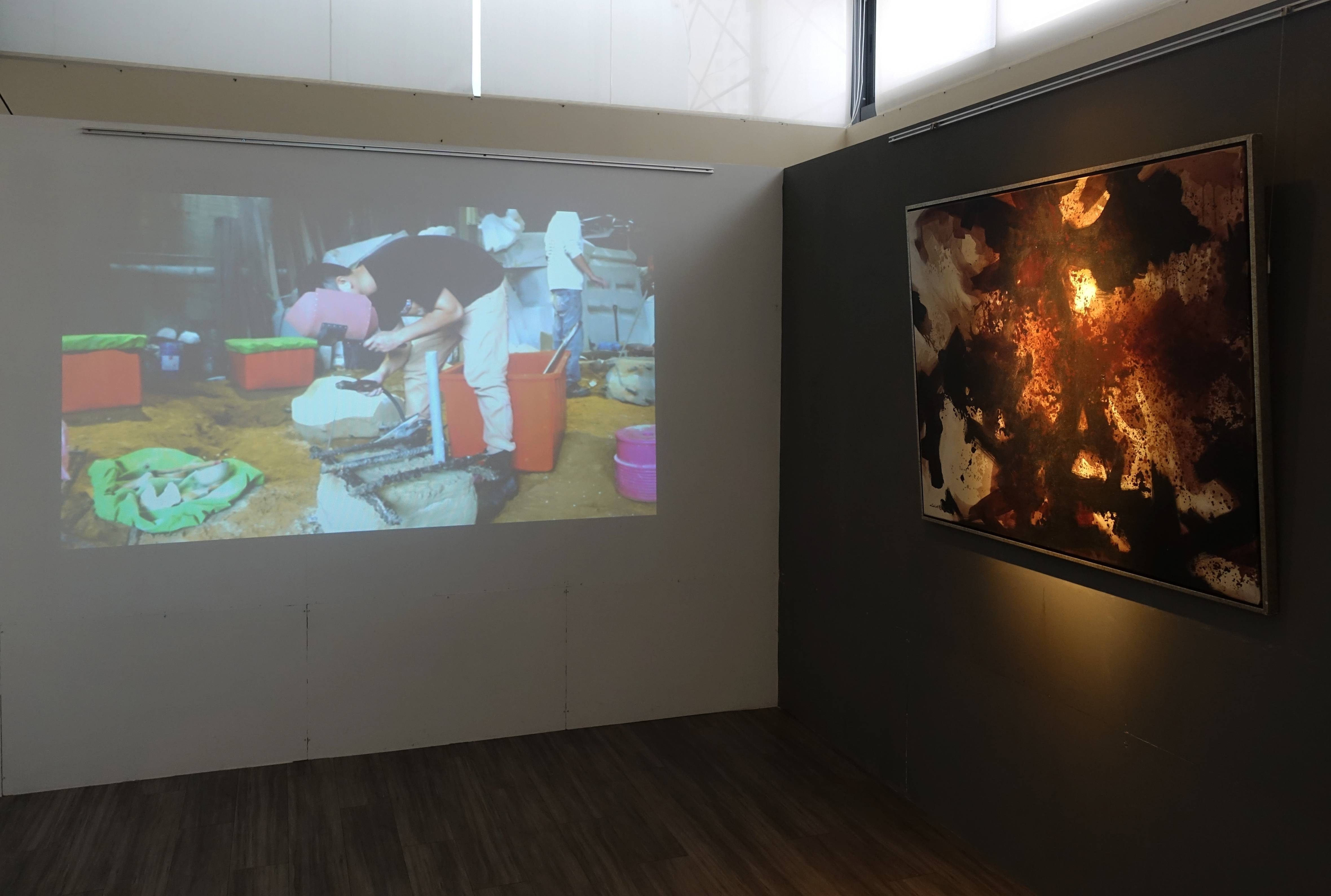 【神采大器】賴哲祥景觀雕塑創作展覽現場放映藝術家創作專訪影片。