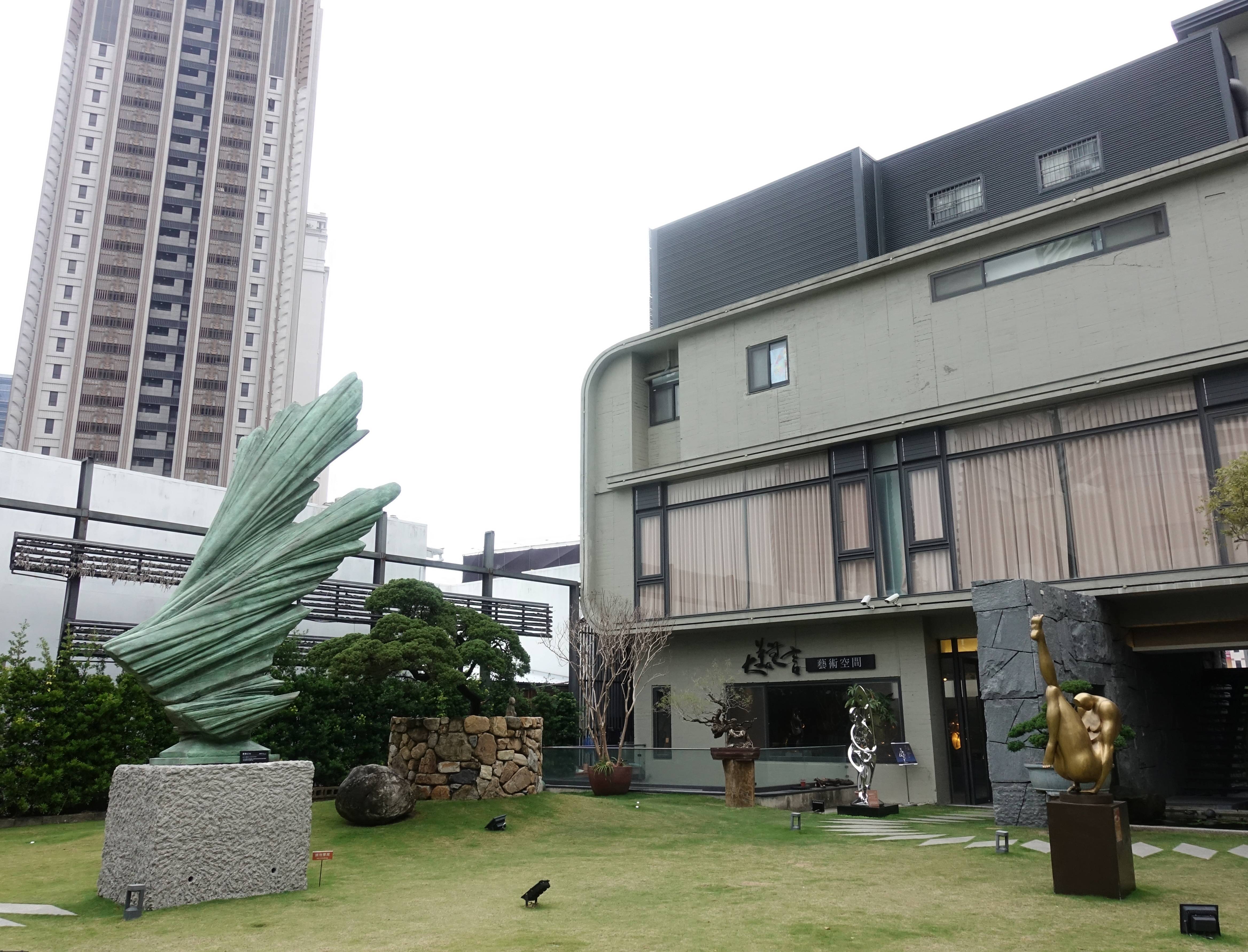 【神采大器】賴哲祥景觀雕塑創作展戶外展區一隅。