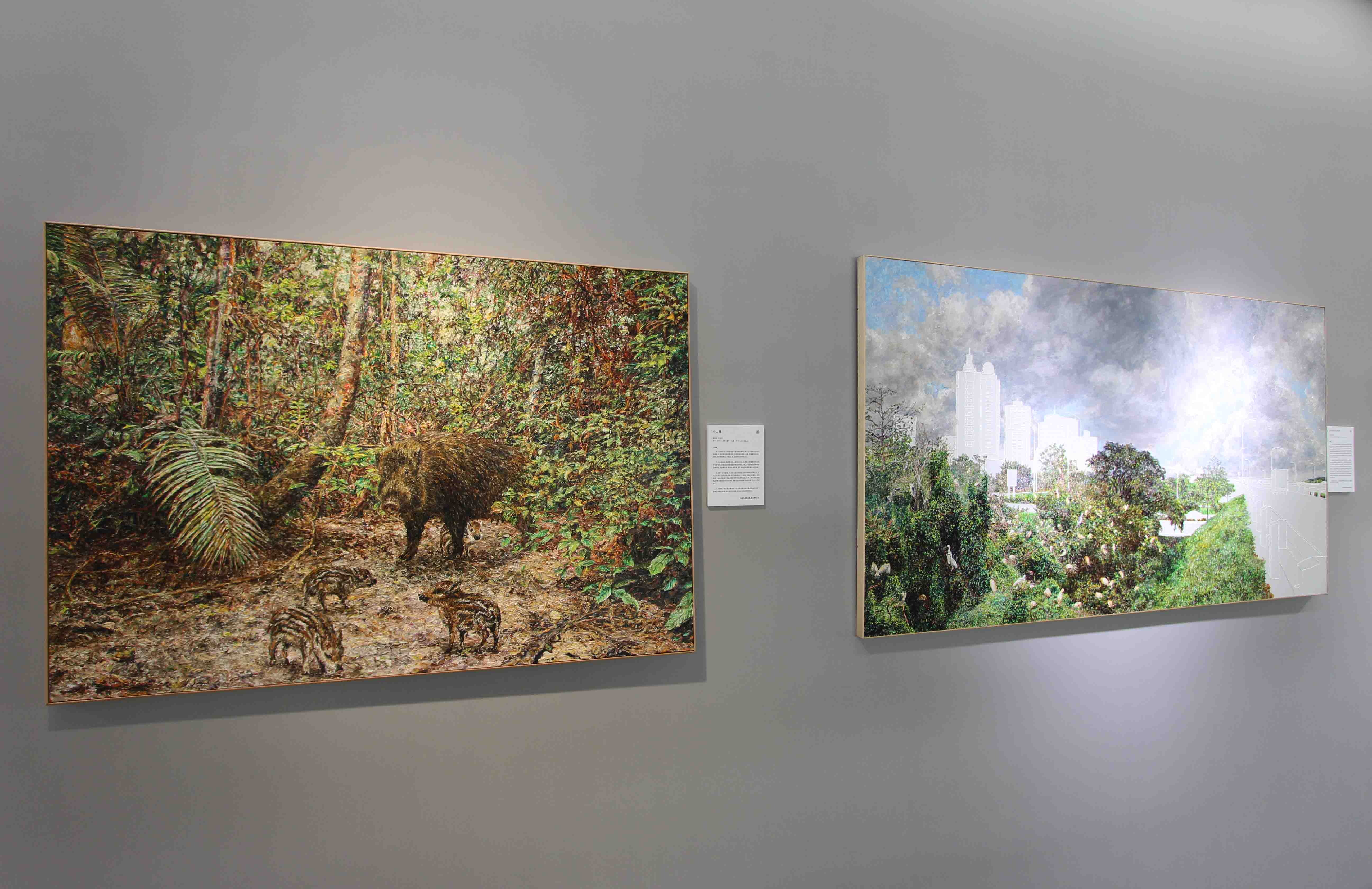 洪天宇，《小山豬》(左)，畫布 油彩，1995。洪天宇，《交流道旁的白鷺 鷥》(右)，鋁板 壓克力，2006。
