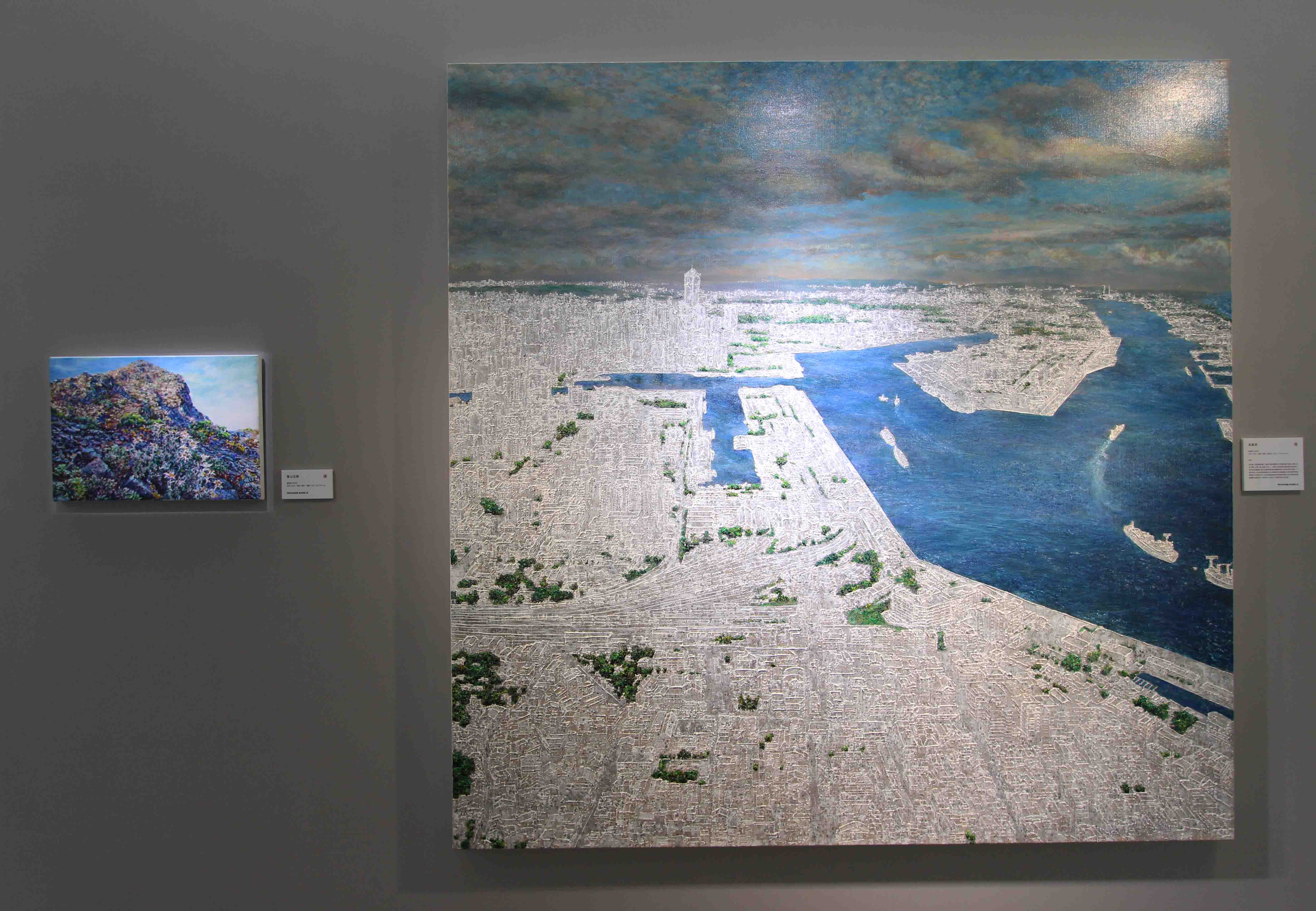 洪天宇，《雪山北側》(左)，畫布油畫。洪天宇，《高雄港》(右)，畫布壓克力，2013。